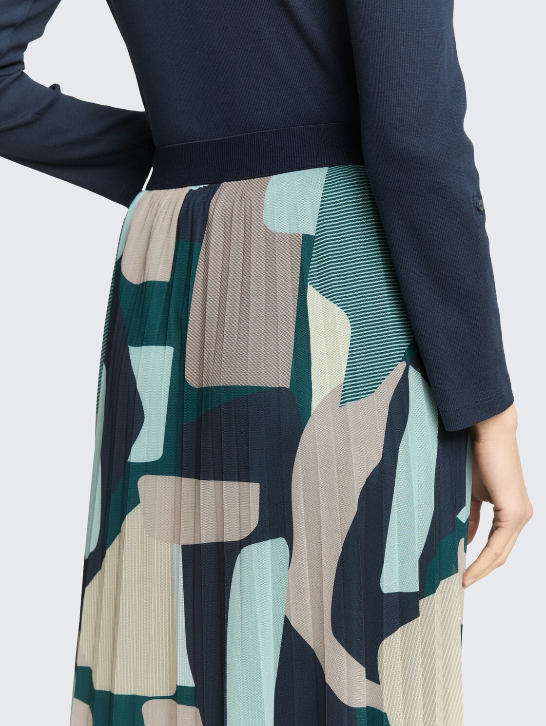 Midi-Meshrock mit Muster - abstract stripe print - Detail-Model-Ansicht