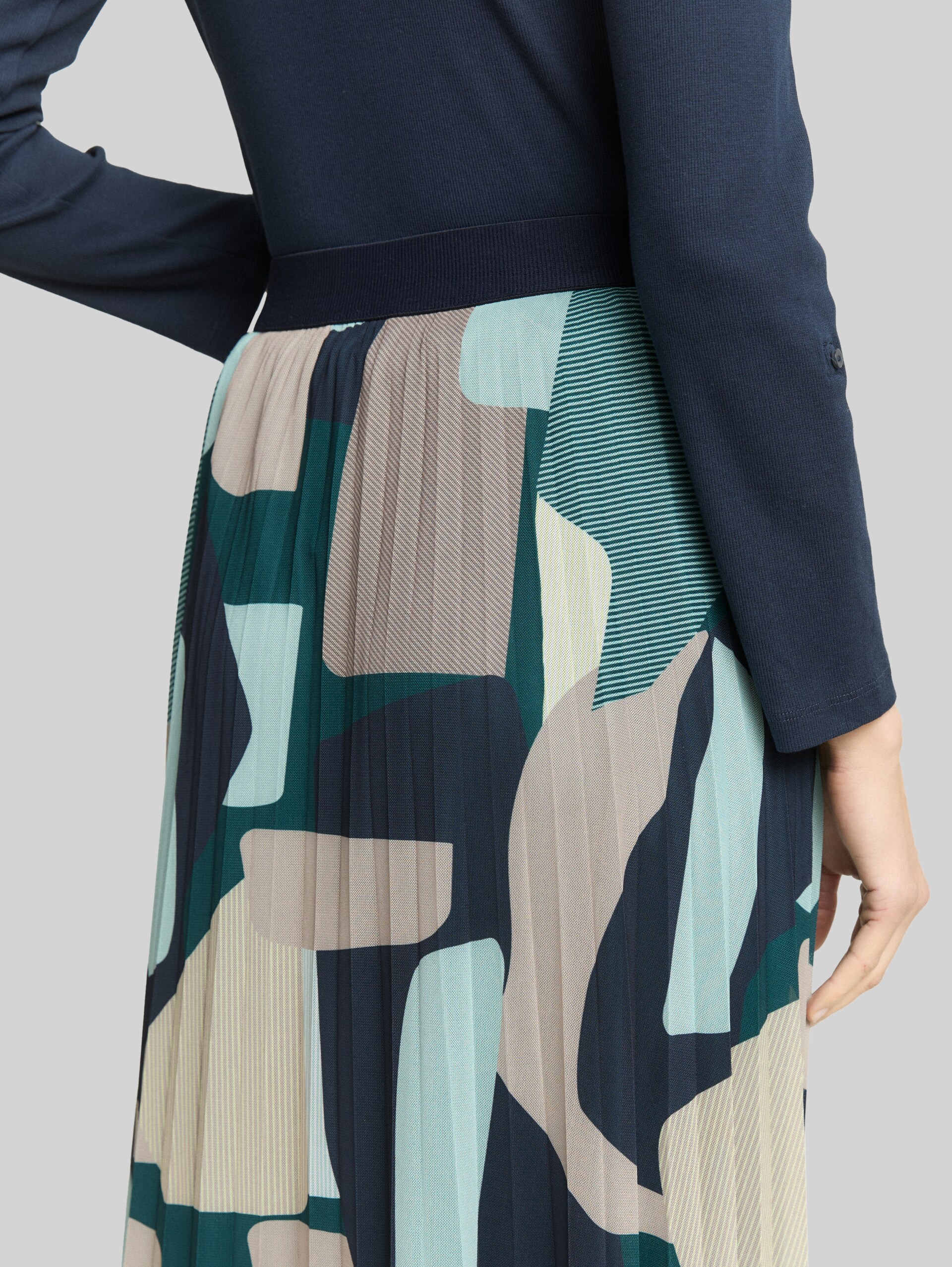 Midi-Meshrock mit Muster - abstract stripe print - Detail-Model-Ansicht