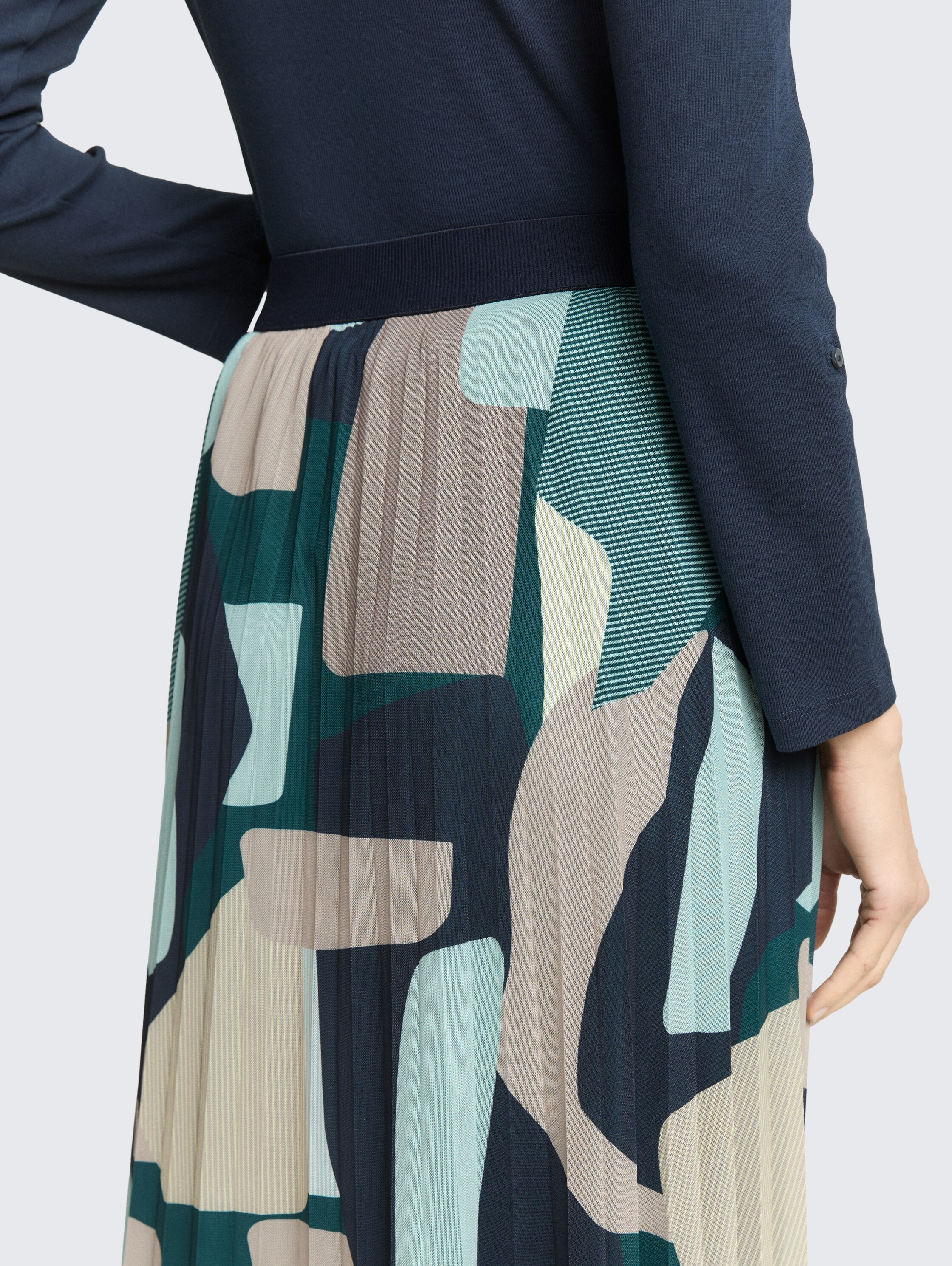 Midi-Meshrock mit Muster - abstract stripe print - Detail-Model-Ansicht