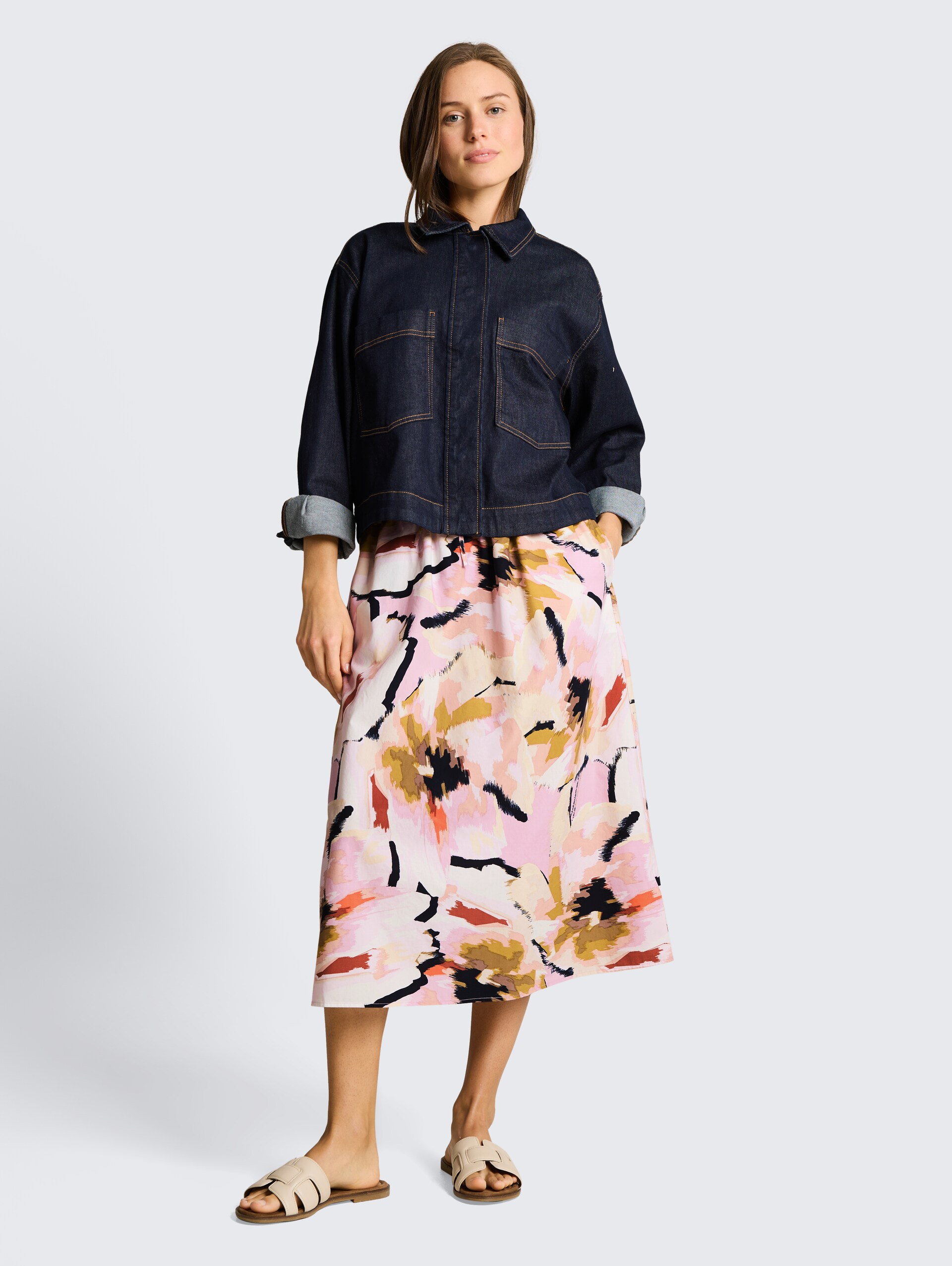 High Waist Midi-Rock mit Taschen - big abstract flower print - Model-Vorderansicht
