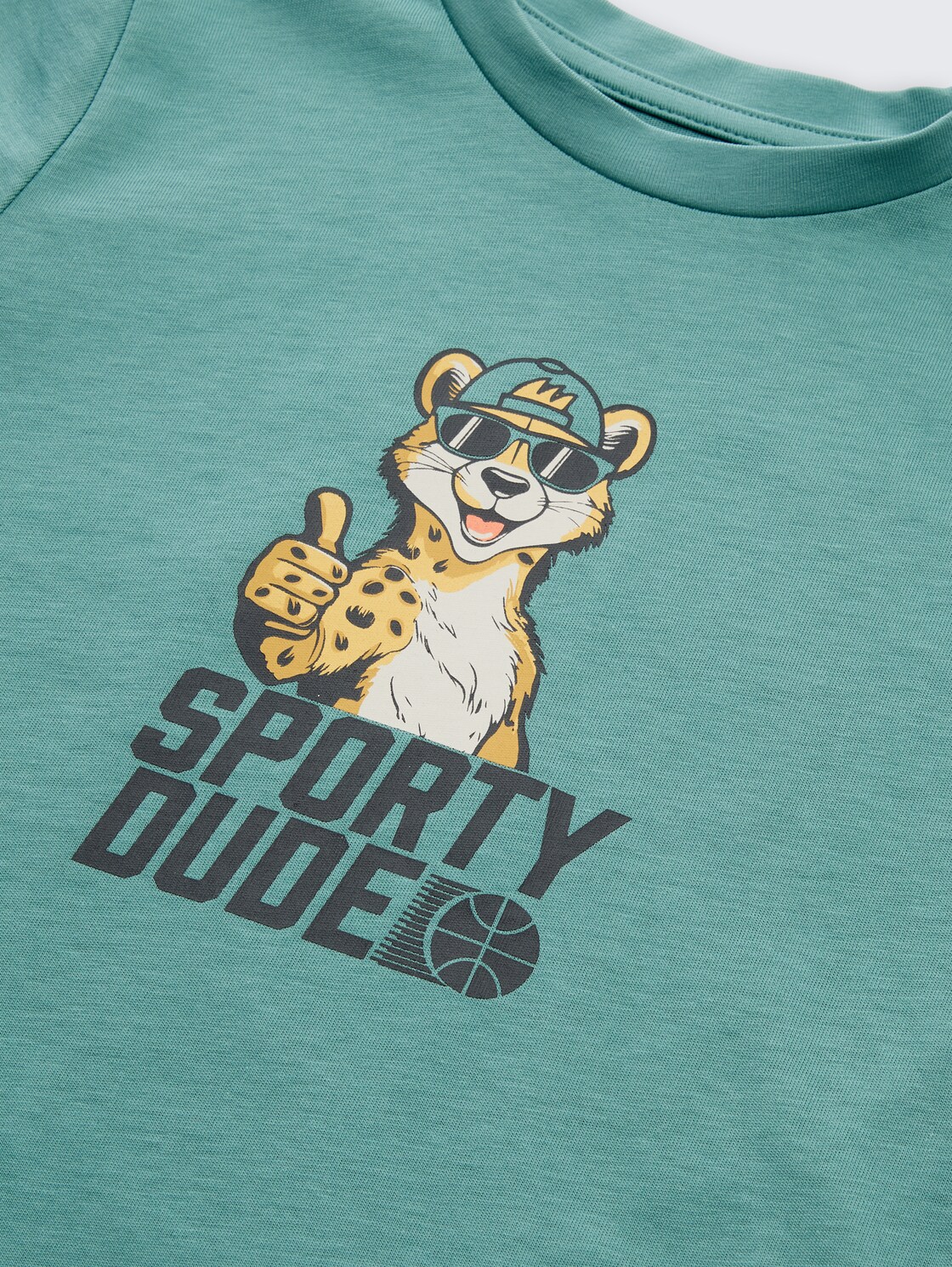 T-Shirt mit Foto-Print - Salvia - Detail-Model-Ansicht