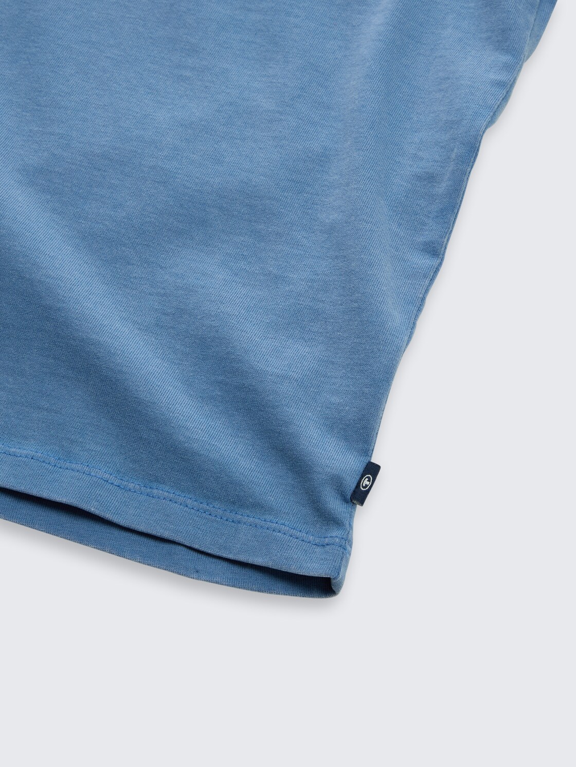Basic T-Shirt aus Baumwolle - Federal Blue - Detail-Model-Ansicht