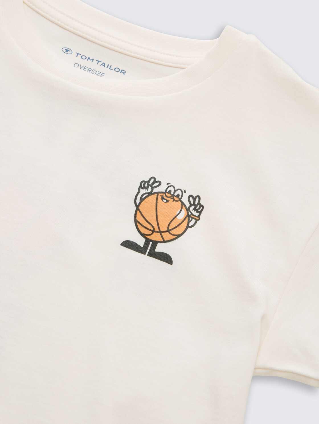 Oversize T-Shirt mit Rückenprint - Wool White - Detail-Model-Ansicht