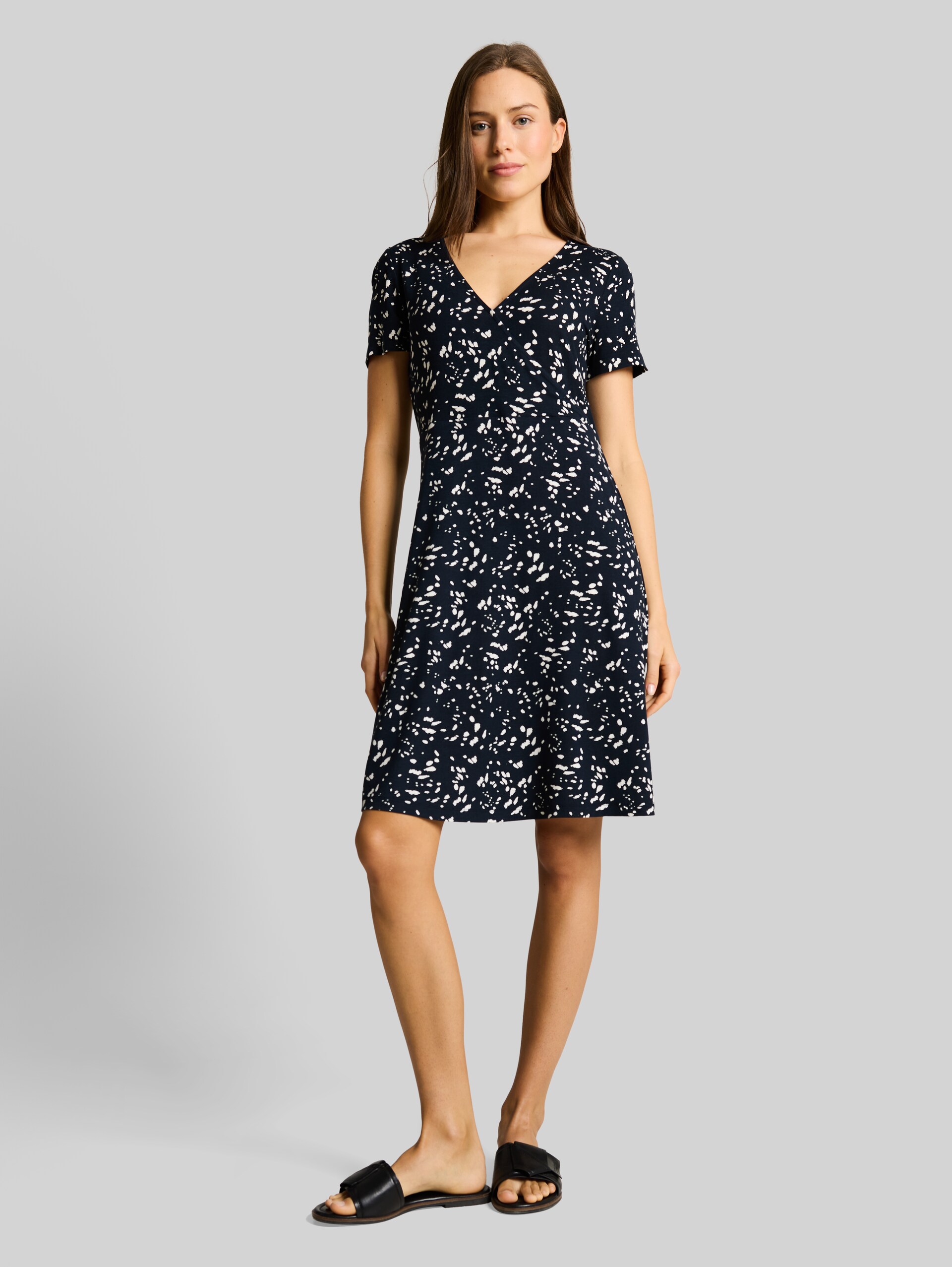Jerseykleid in Wickel-Optik - navy dot - Model-Vorderansicht