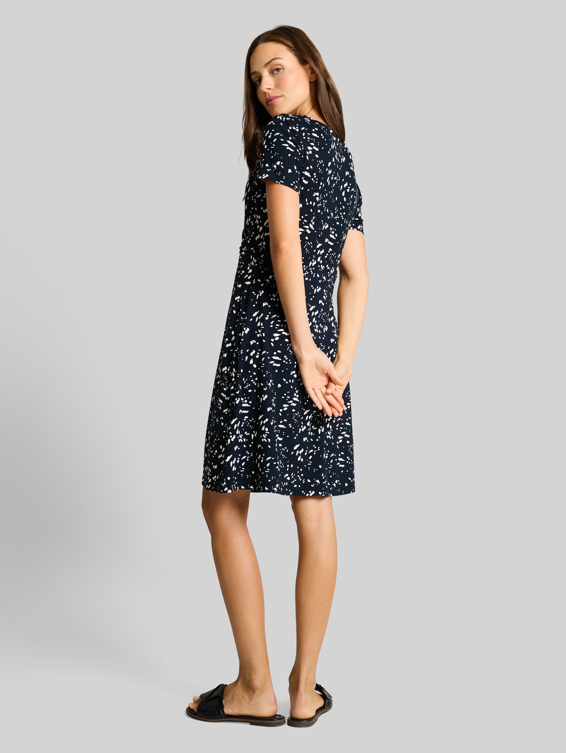 Jerseykleid in Wickel-Optik - navy dot - Model-Rückansicht