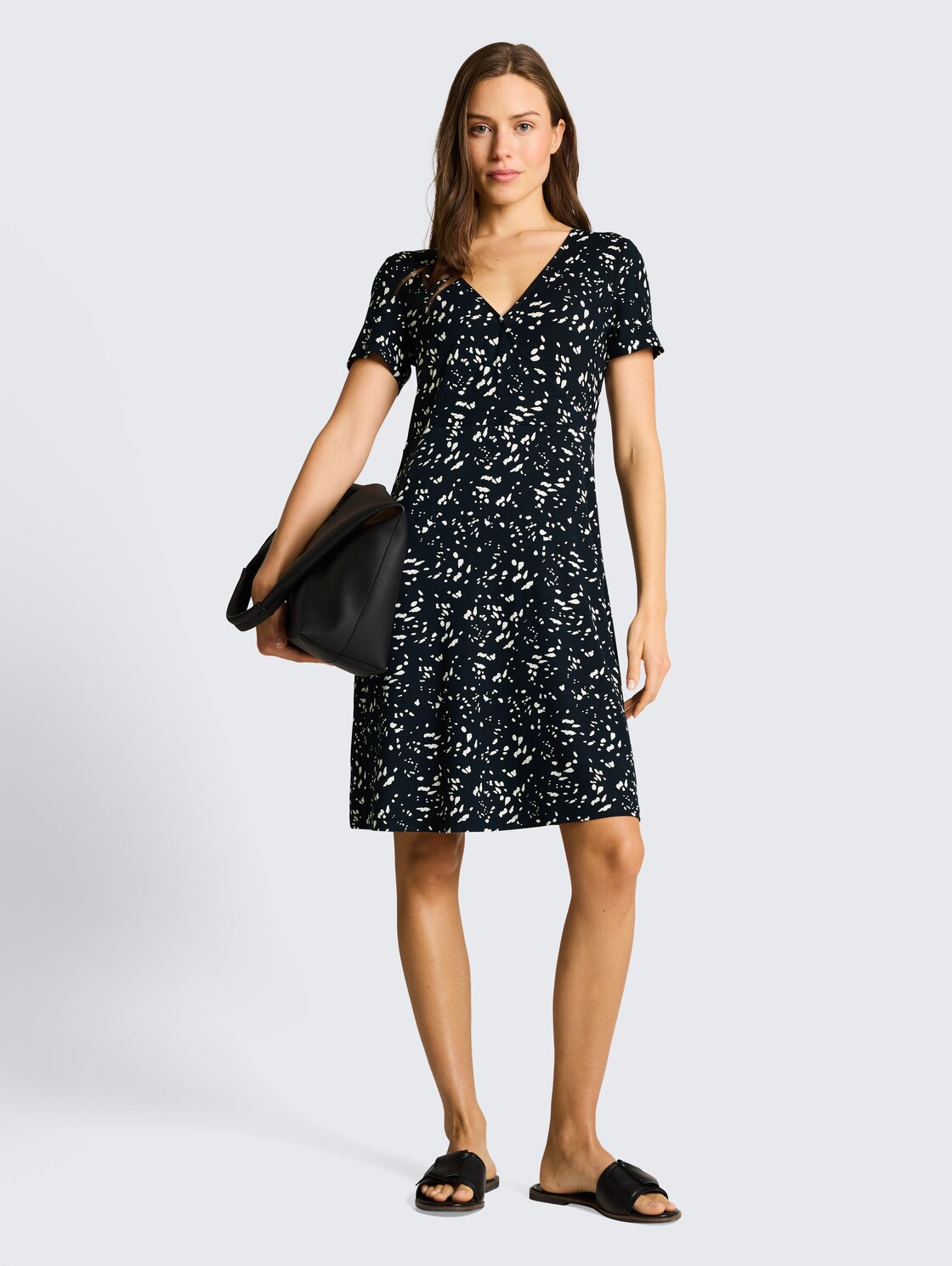 Jerseykleid in Wickel-Optik - navy dot - seitliche Model-Ansicht