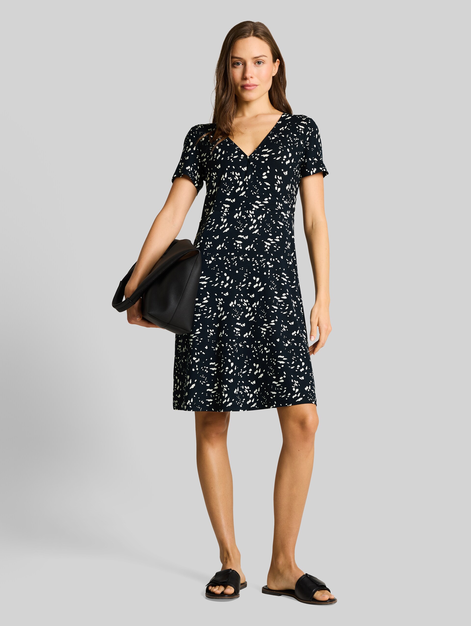 Jerseykleid in Wickel-Optik - navy dot - seitliche Model-Ansicht
