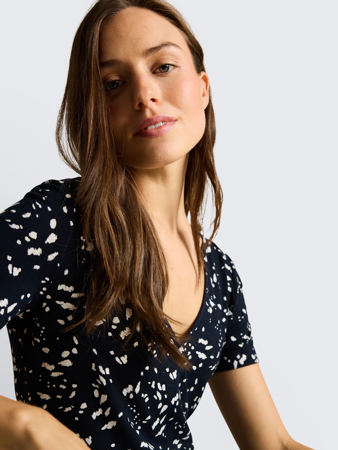 Jerseykleid in Wickel-Optik - navy dot - Detail-Model-Ansicht