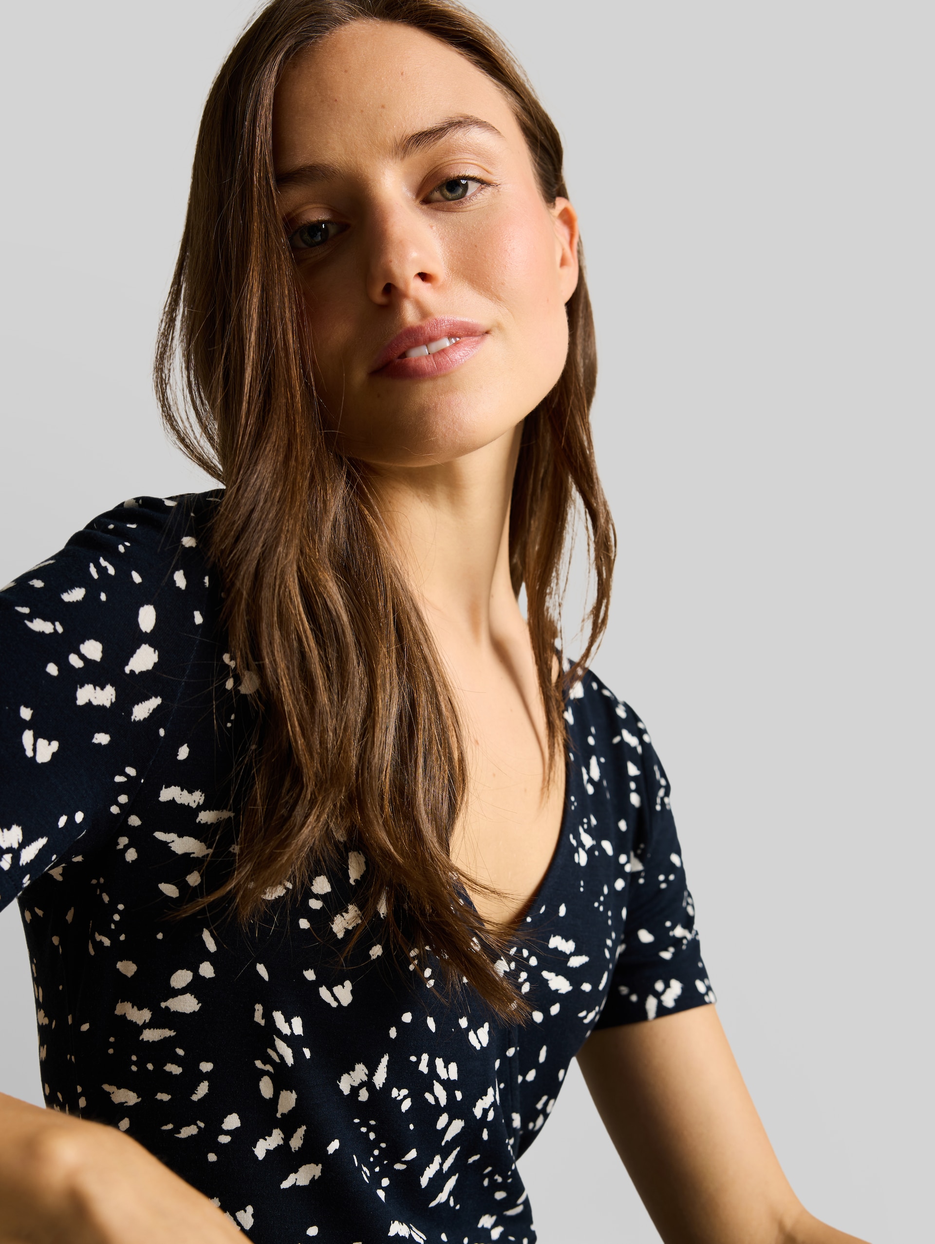 Jerseykleid in Wickel-Optik - navy dot - Detail-Model-Ansicht