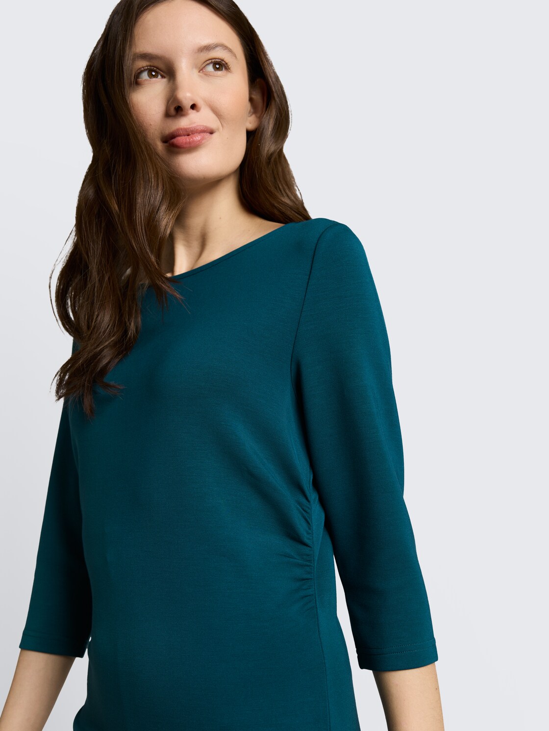 Kleid mit Raffungen - Deep Meadow Green - Detail-Model-Ansicht