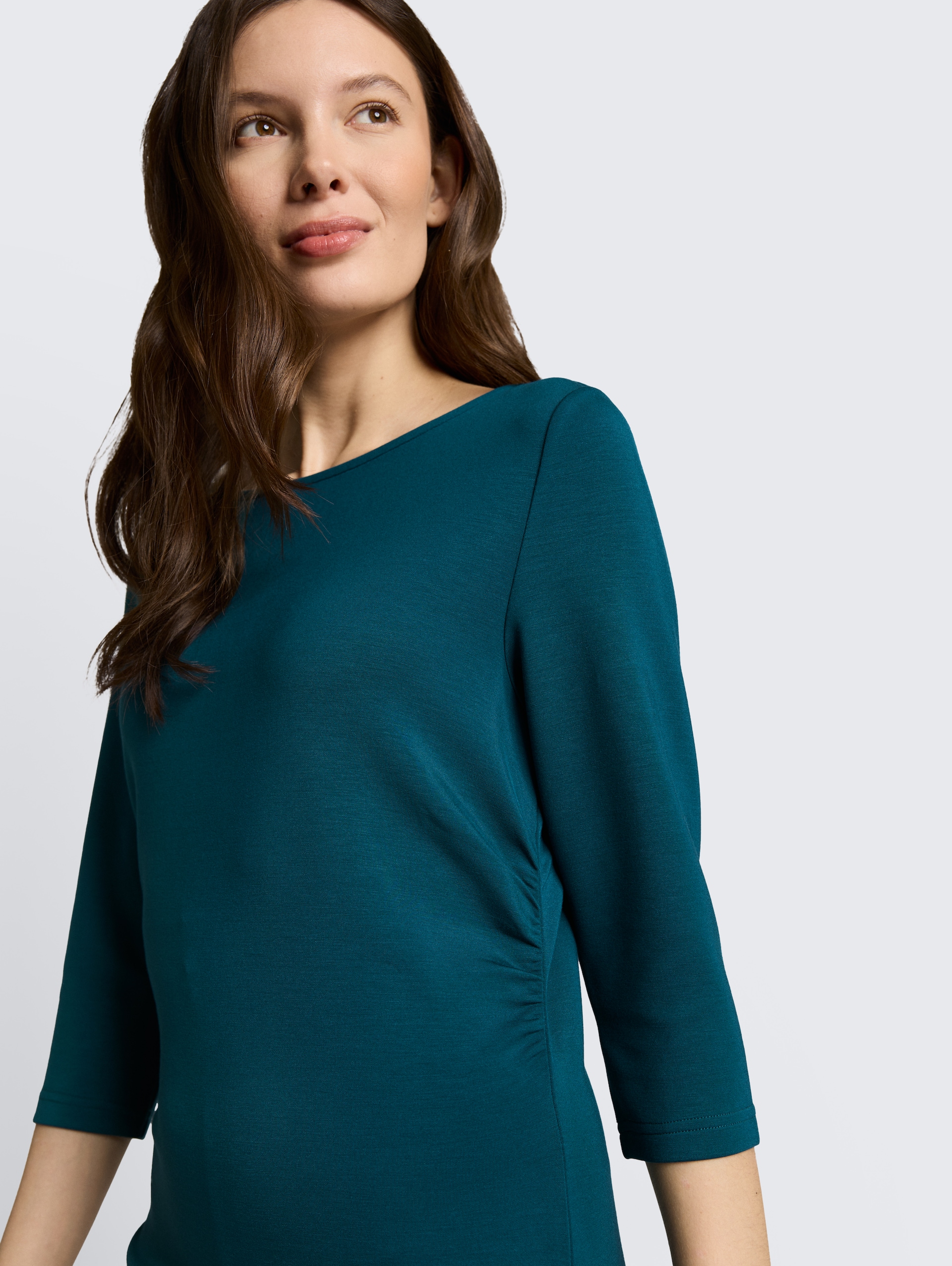 Kleid mit Raffungen - Deep Meadow Green - Detail-Model-Ansicht