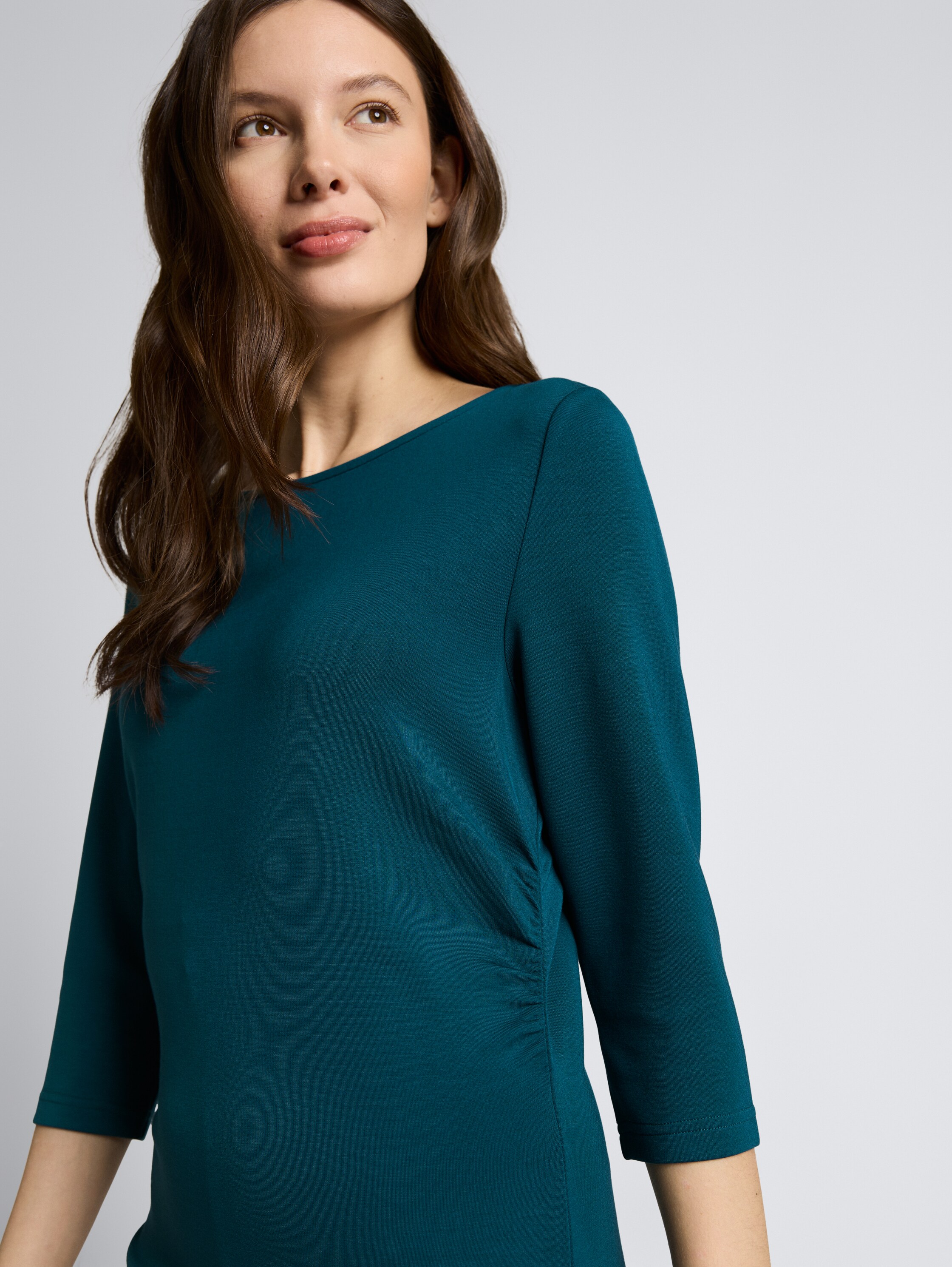 Kleid mit Raffungen - Deep Meadow Green - Detail-Model-Ansicht