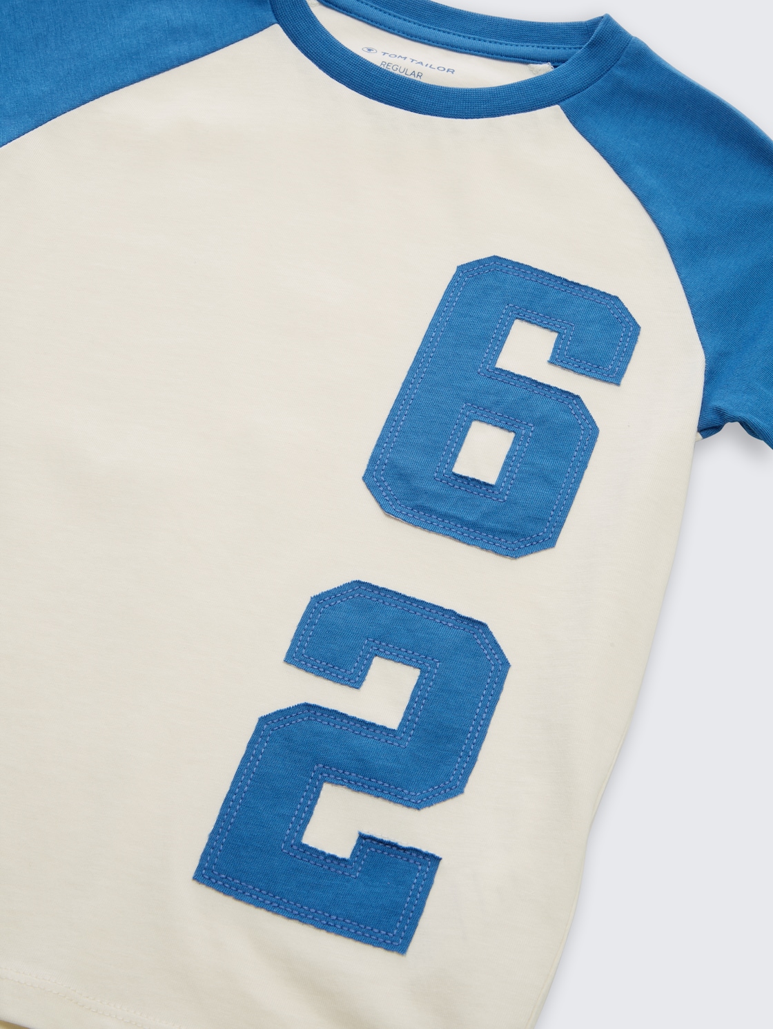 Raglan T-Shirt aus Baumwolle - Wool White - Detail-Model-Ansicht