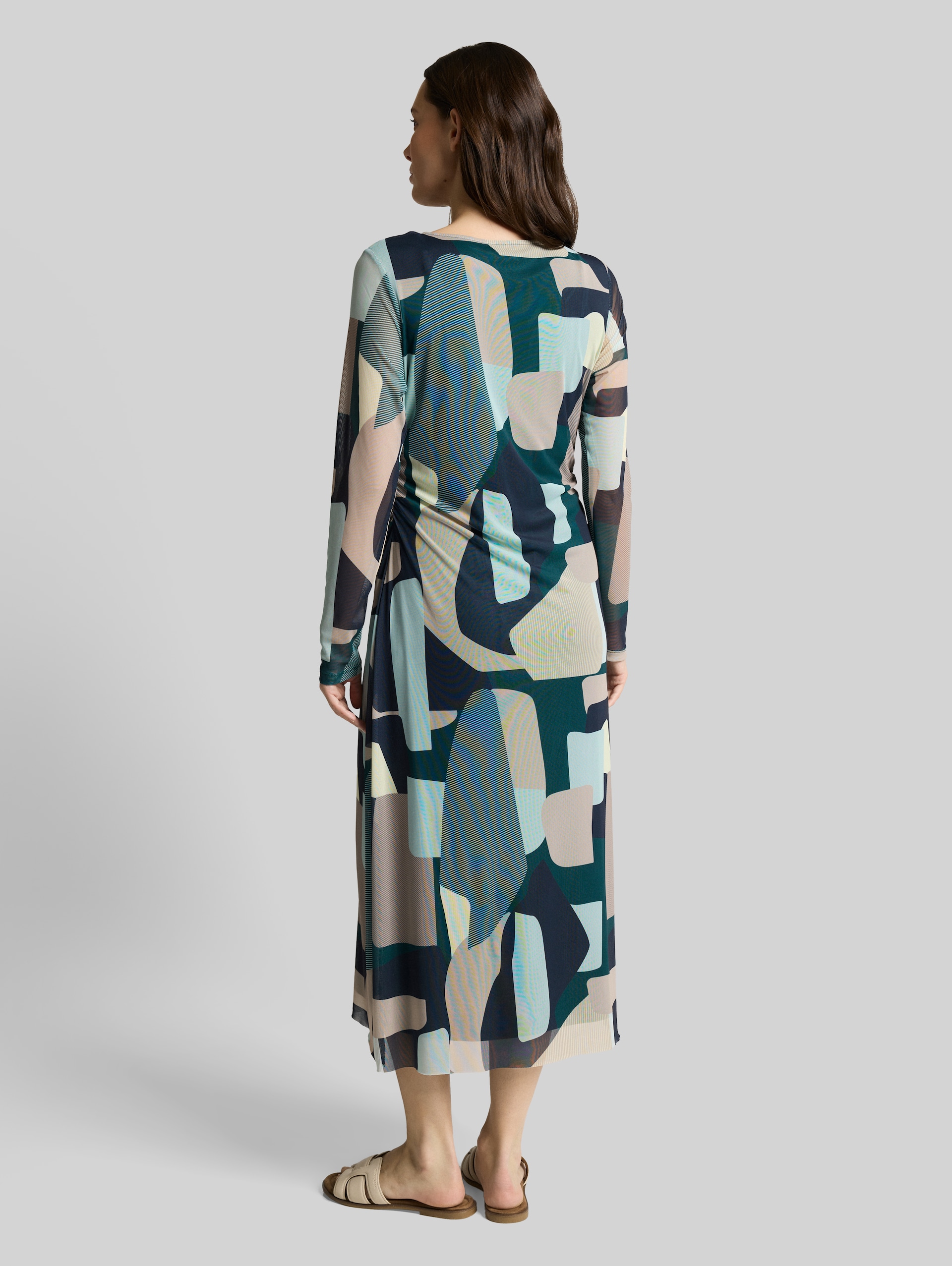 Robe midi en maille avec motif - abstract stripe print - Vue arrière du modèle