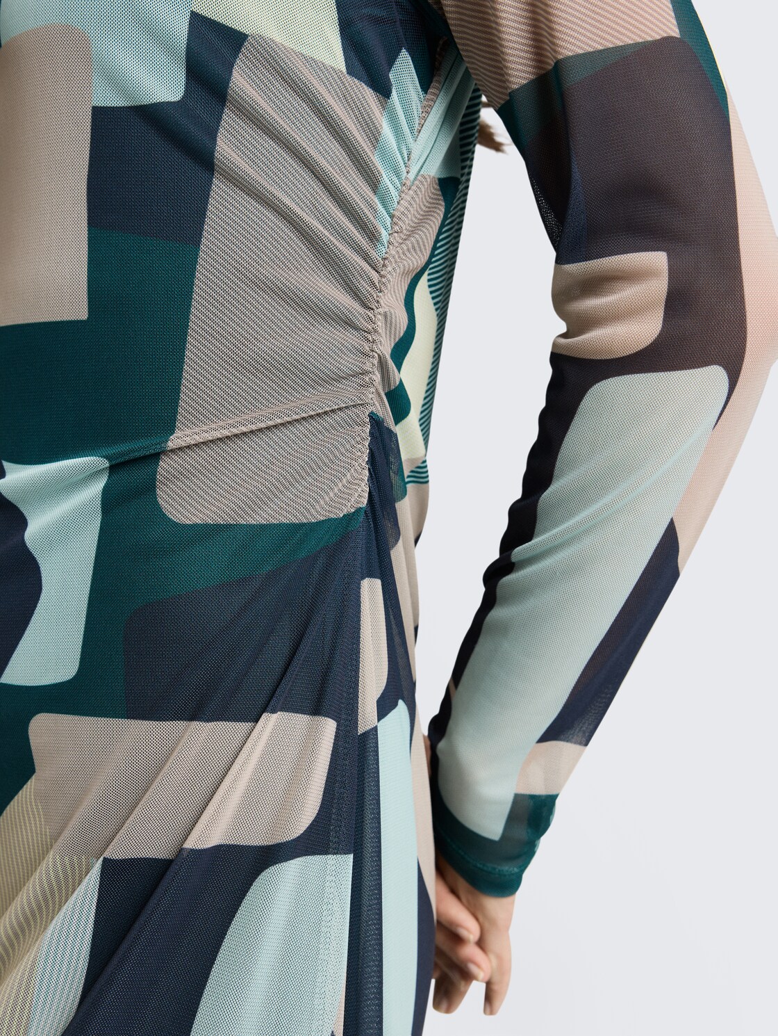 Mesh Midi-Kleid mit Muster - abstract stripe print - Detail-Model-Ansicht