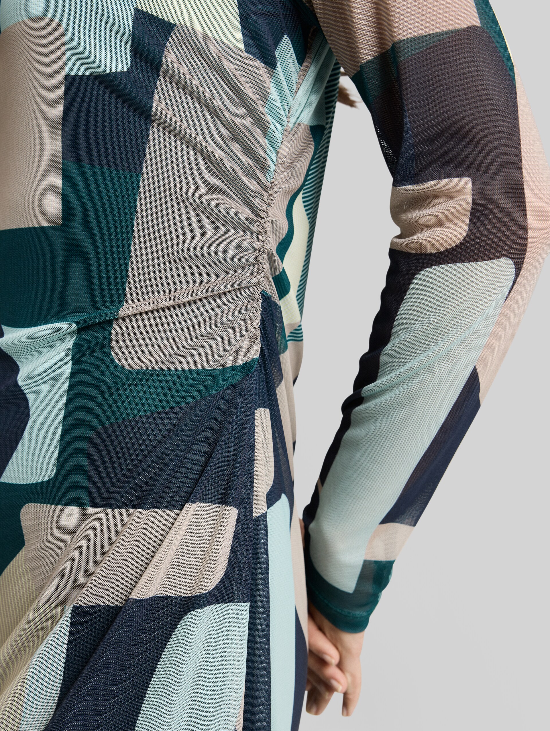Robe midi en maille avec motif - abstract stripe print - Vue détaillée du modèle