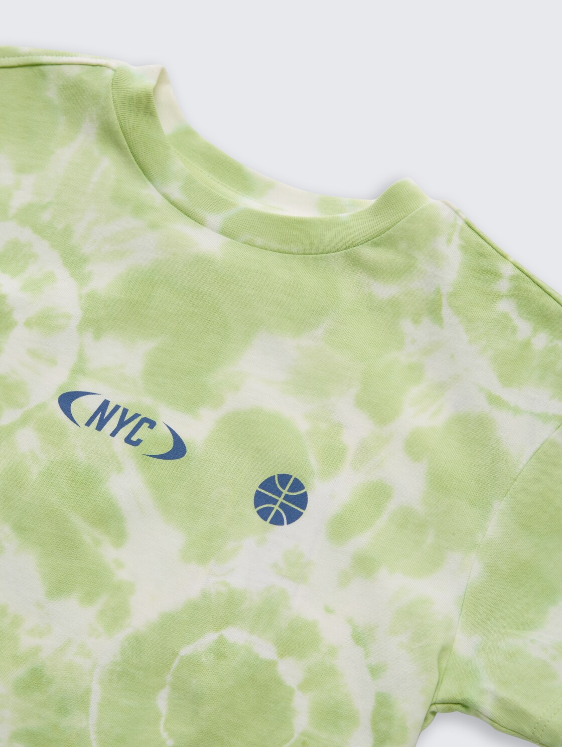 Oversize Tie-Dye T-Shirt - light green white tie dye - Detail-Model-Ansicht