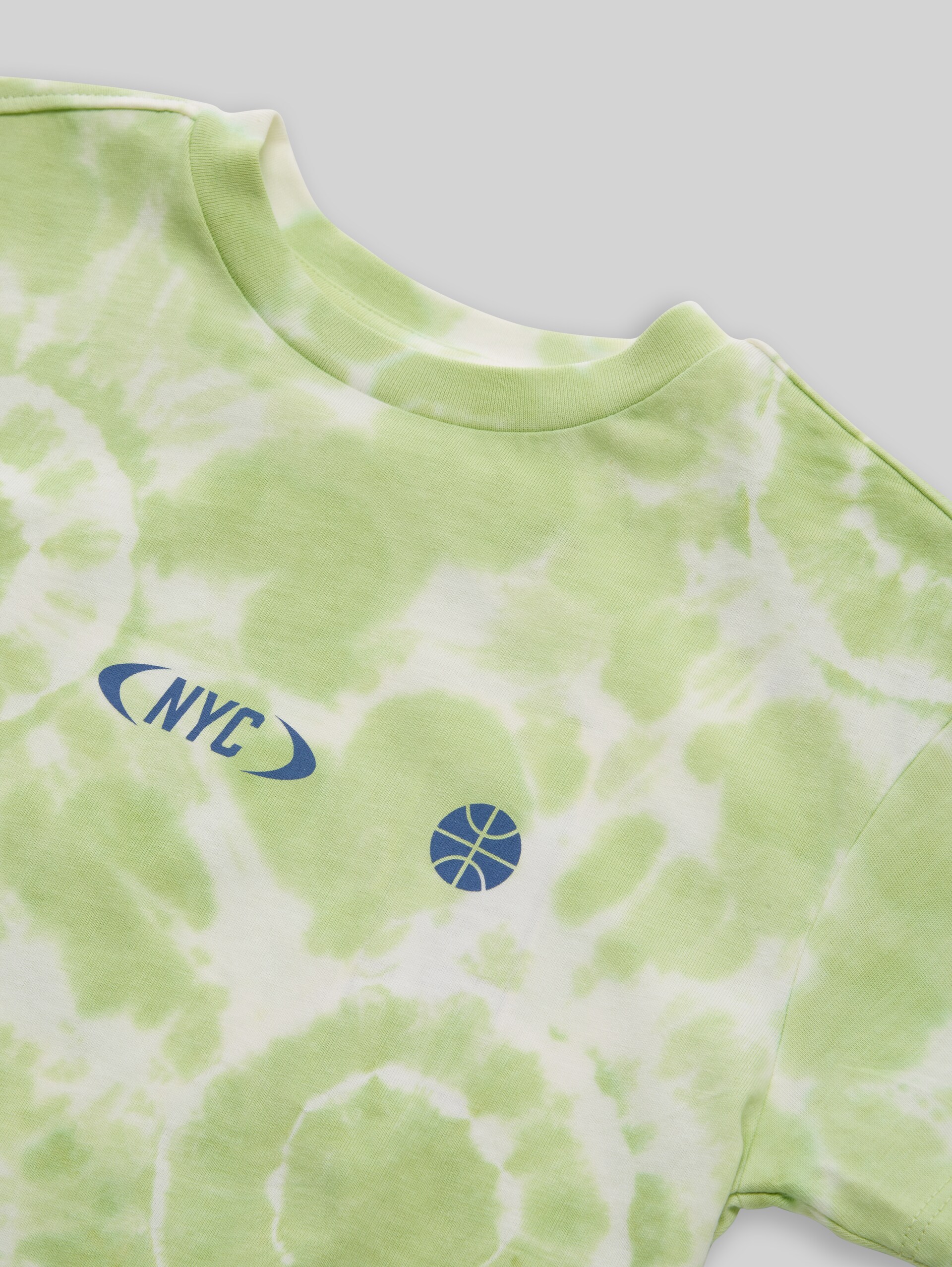 Oversized tie-dye T-shirt - light green white tie dye - Detail model view