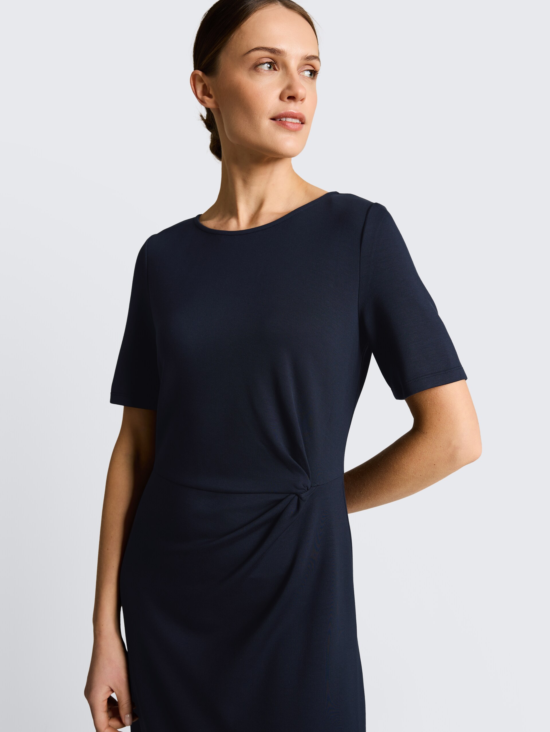 Scuba Midi-Kleid mit Knoten-Detail - sky captain blue - Detail-Model-Ansicht