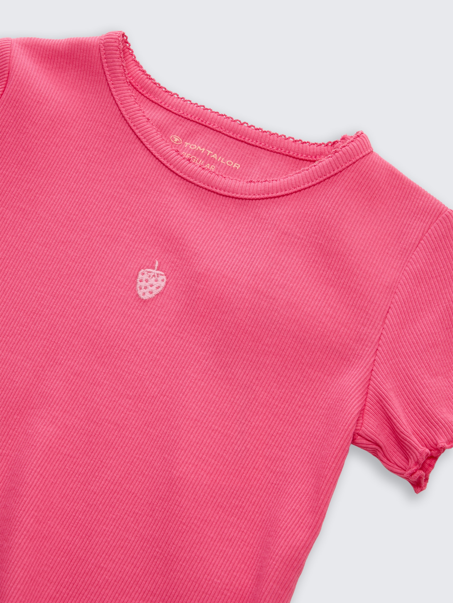 T-Shirt mit Stickerei - Flashy Pink - Detail-Model-Ansicht