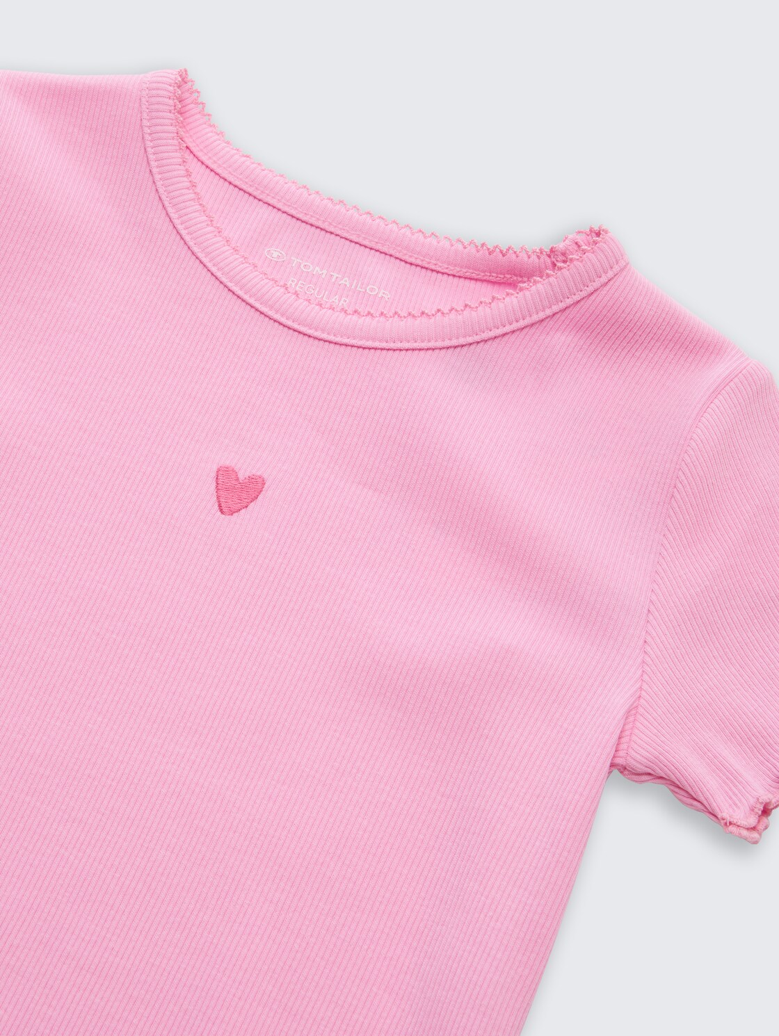 T-Shirt mit Stickerei - lovely pink - Detail-Model-Ansicht