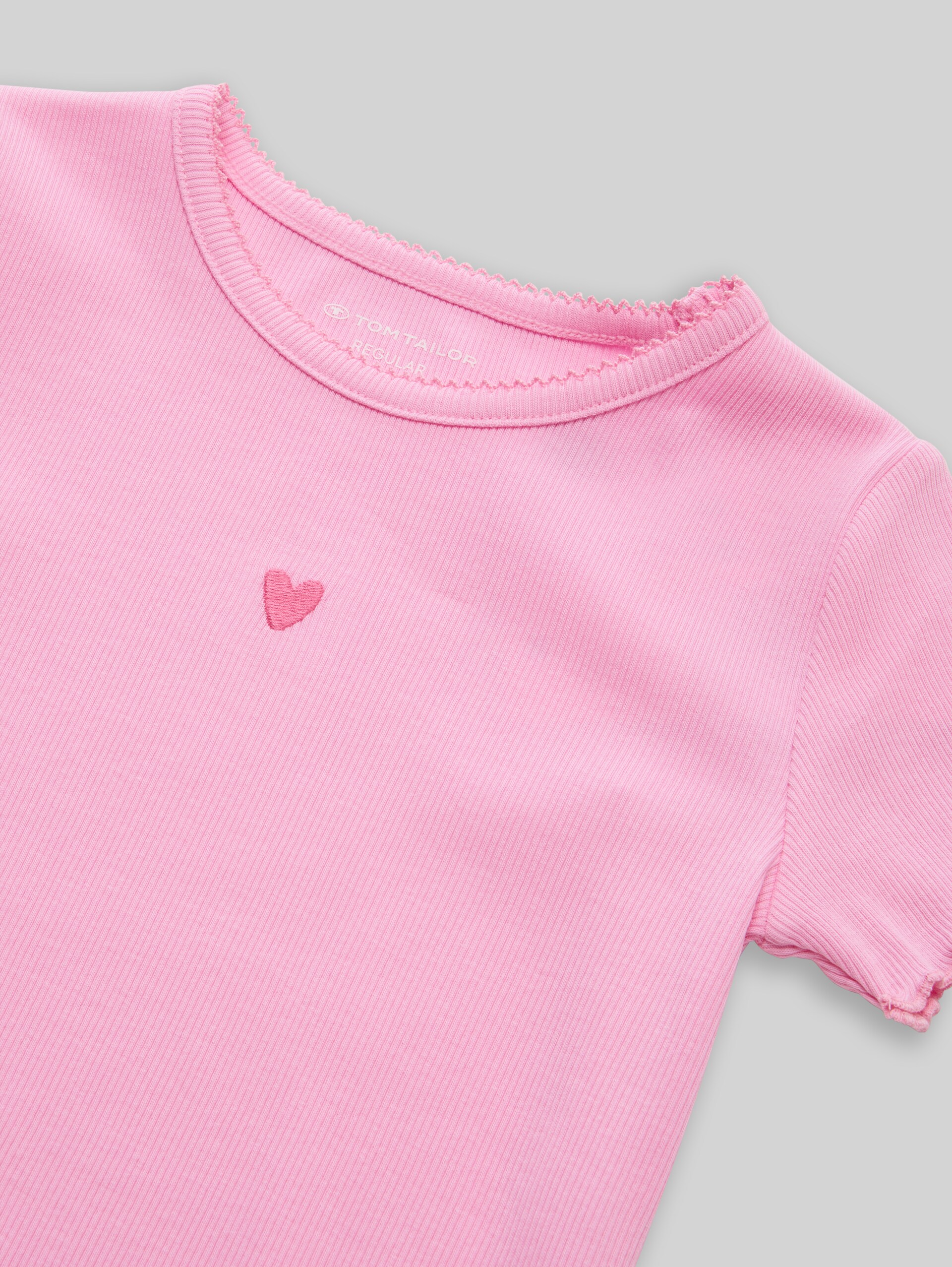 T-shirt with embroidery - lovely pink - Detail model view