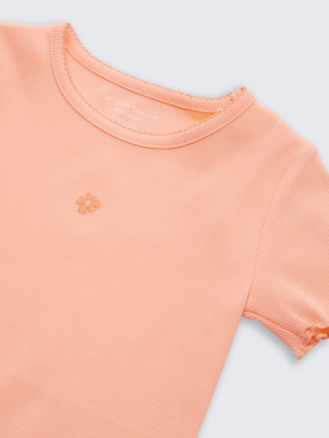 T-Shirt mit Stickerei - peach bloom - Detail-Model-Ansicht