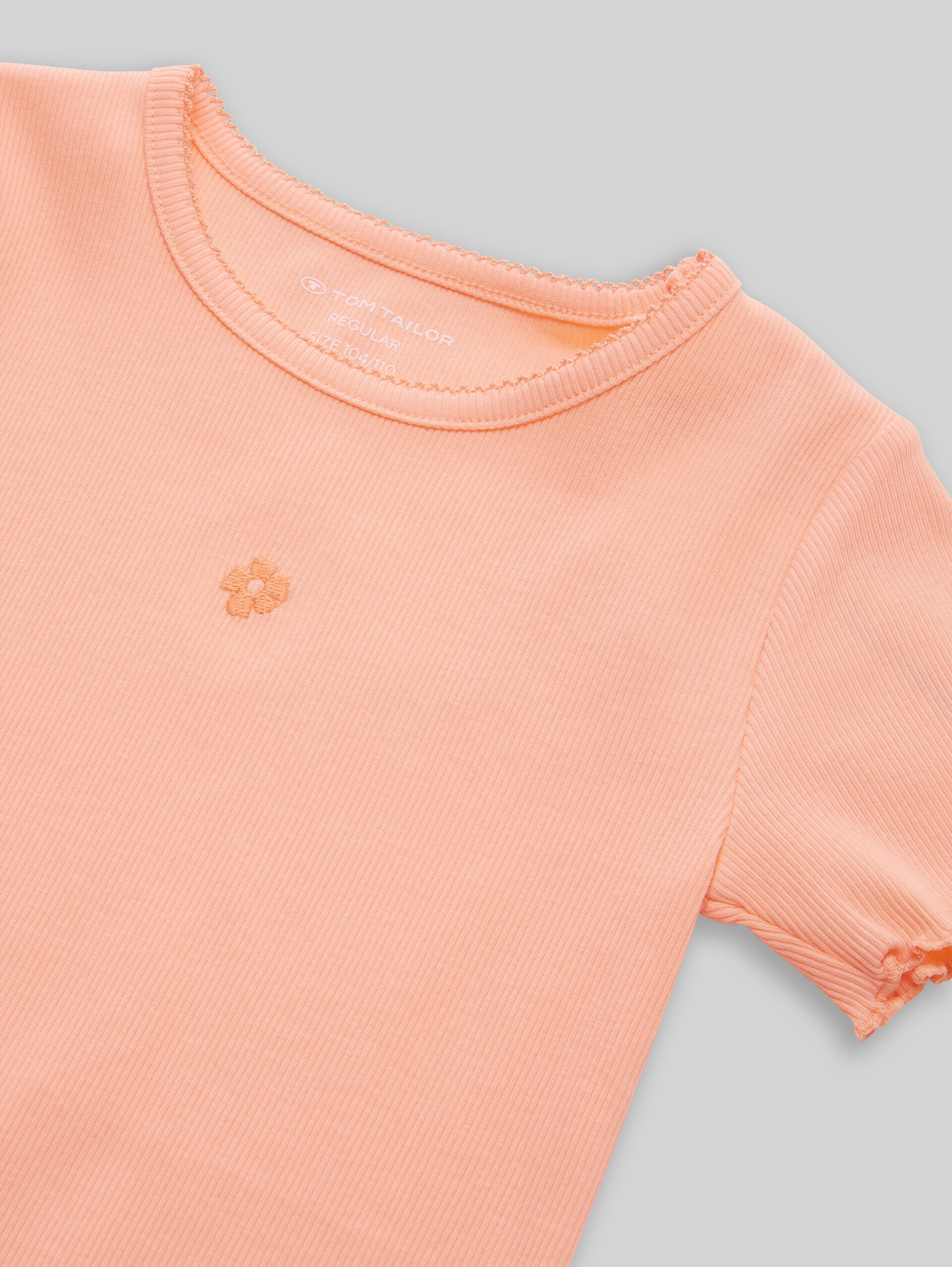 T-shirt with embroidery - peach bloom - Detail model view