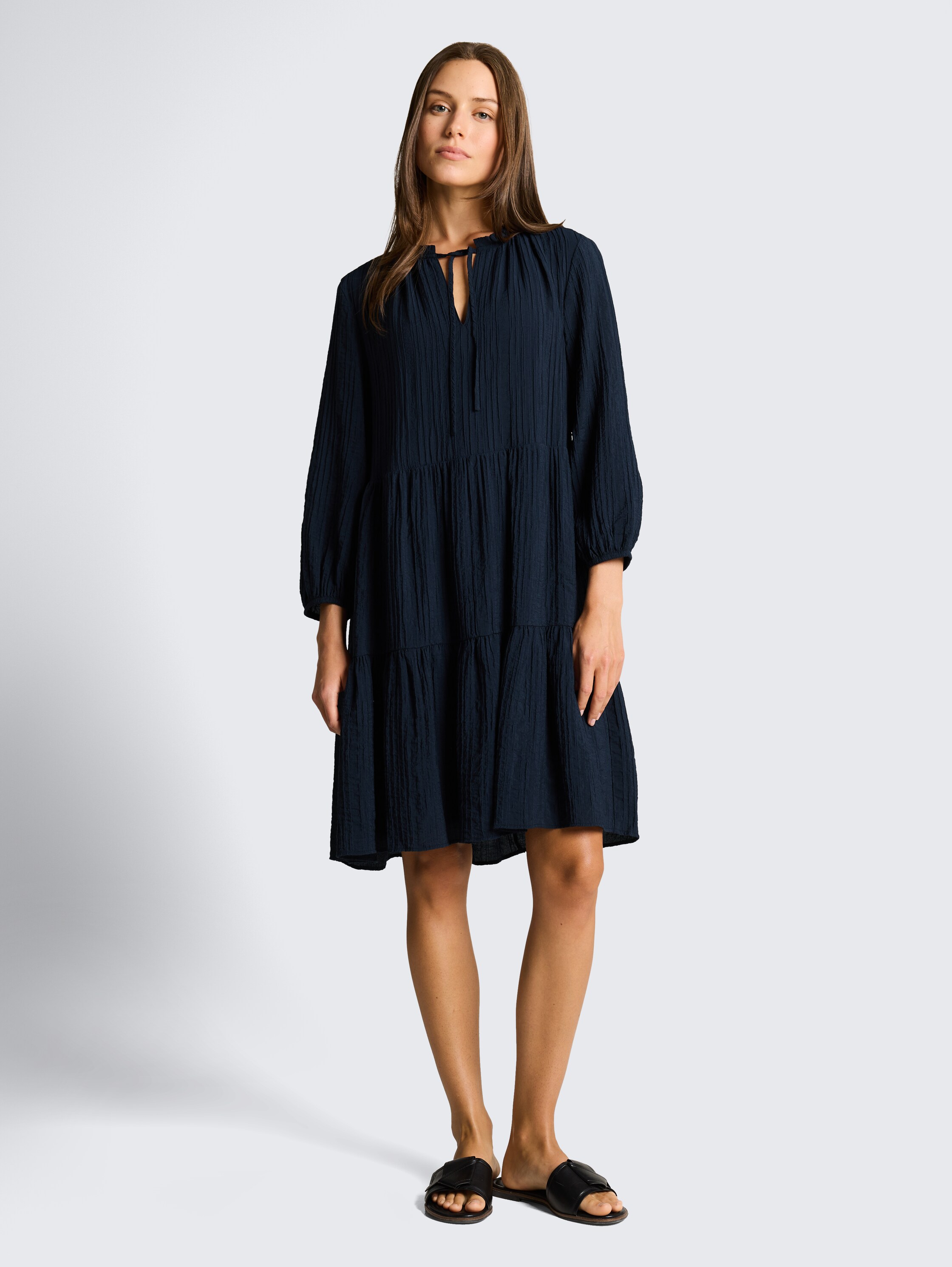 Crinkle Kleid mit Volants - sky captain blue - Model-Vorderansicht