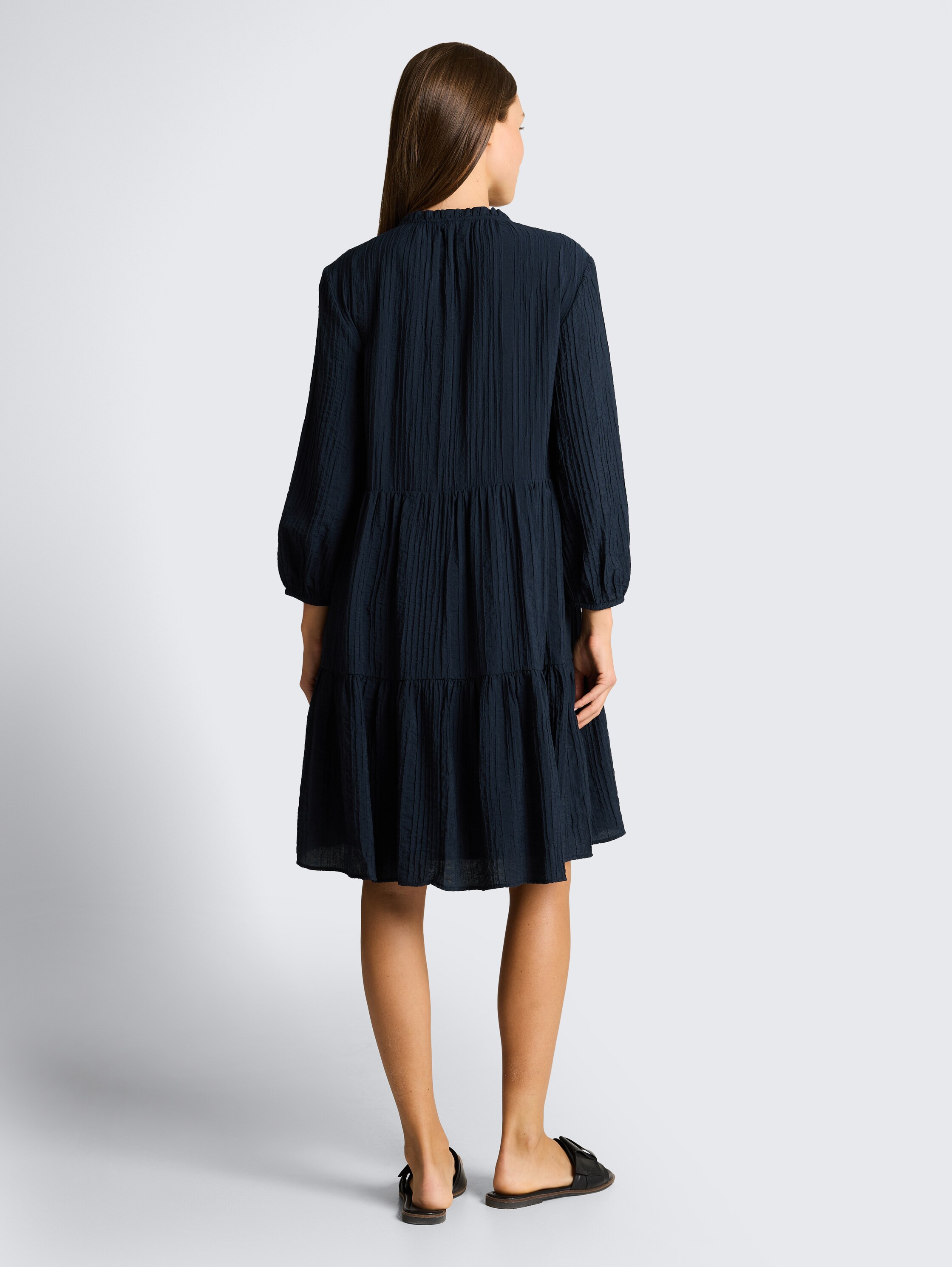 Crinkle Kleid mit Volants - sky captain blue - Model-Rückansicht