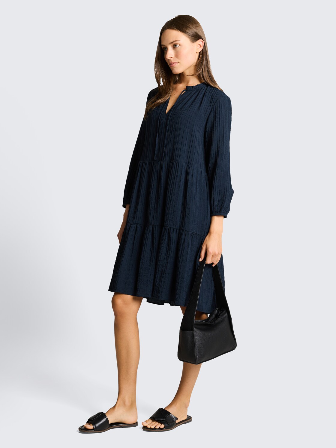 Crinkle Kleid mit Volants - sky captain blue - seitliche Model-Ansicht