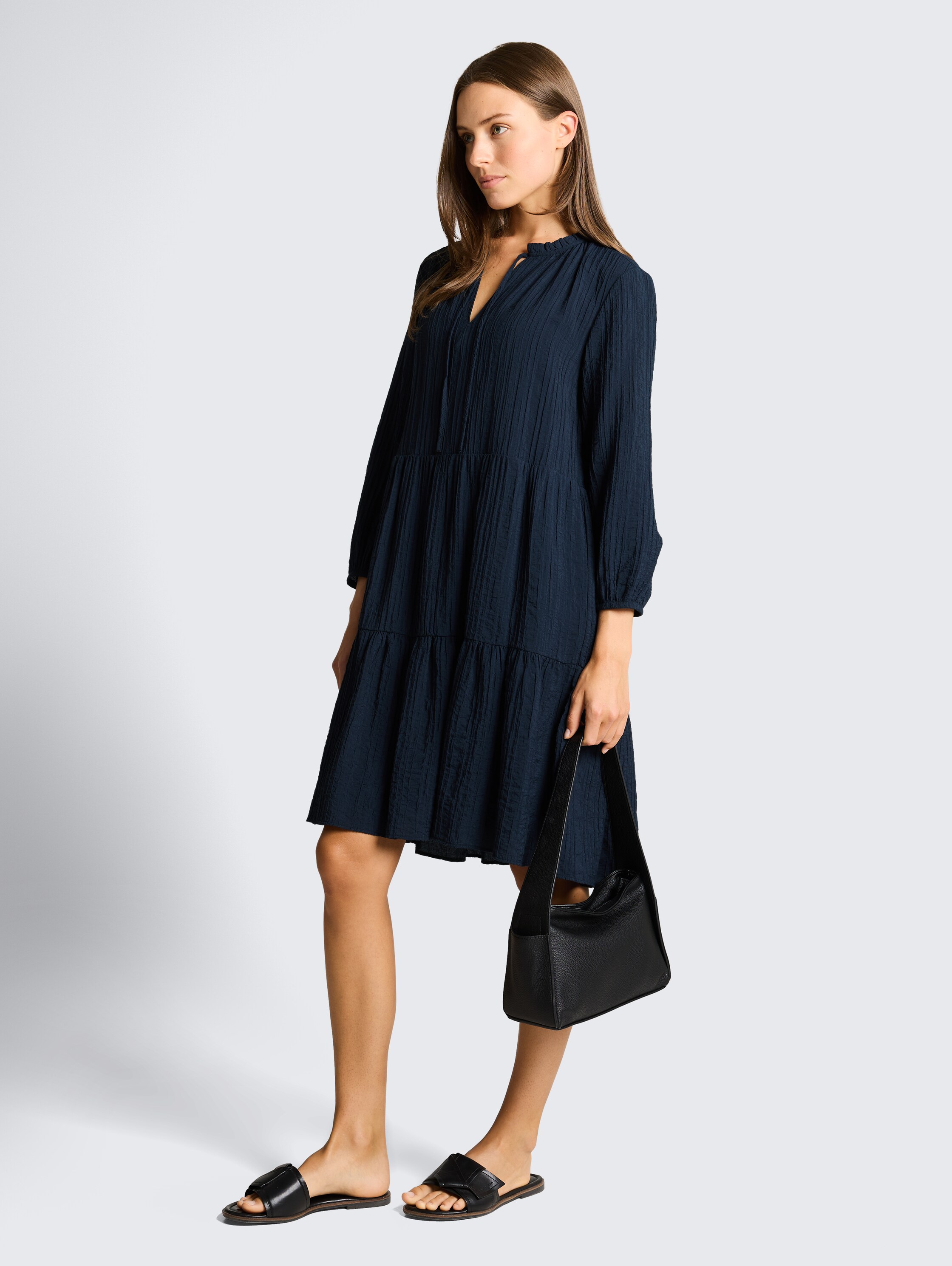 Crinkle Kleid mit Volants - sky captain blue - seitliche Model-Ansicht