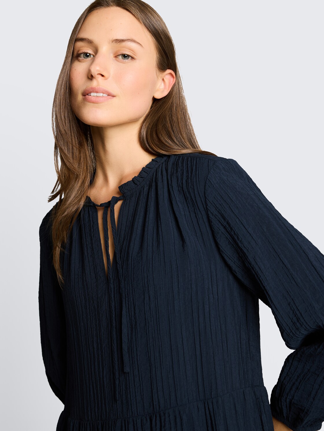 Crinkle Kleid mit Volants - sky captain blue - Detail-Model-Ansicht