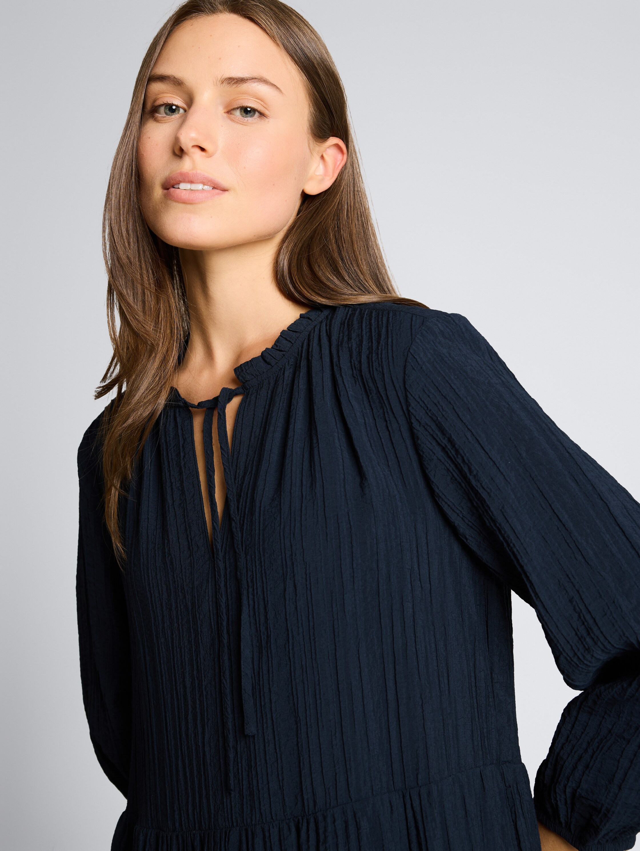 Crinkle Kleid mit Volants - sky captain blue - Detail-Model-Ansicht