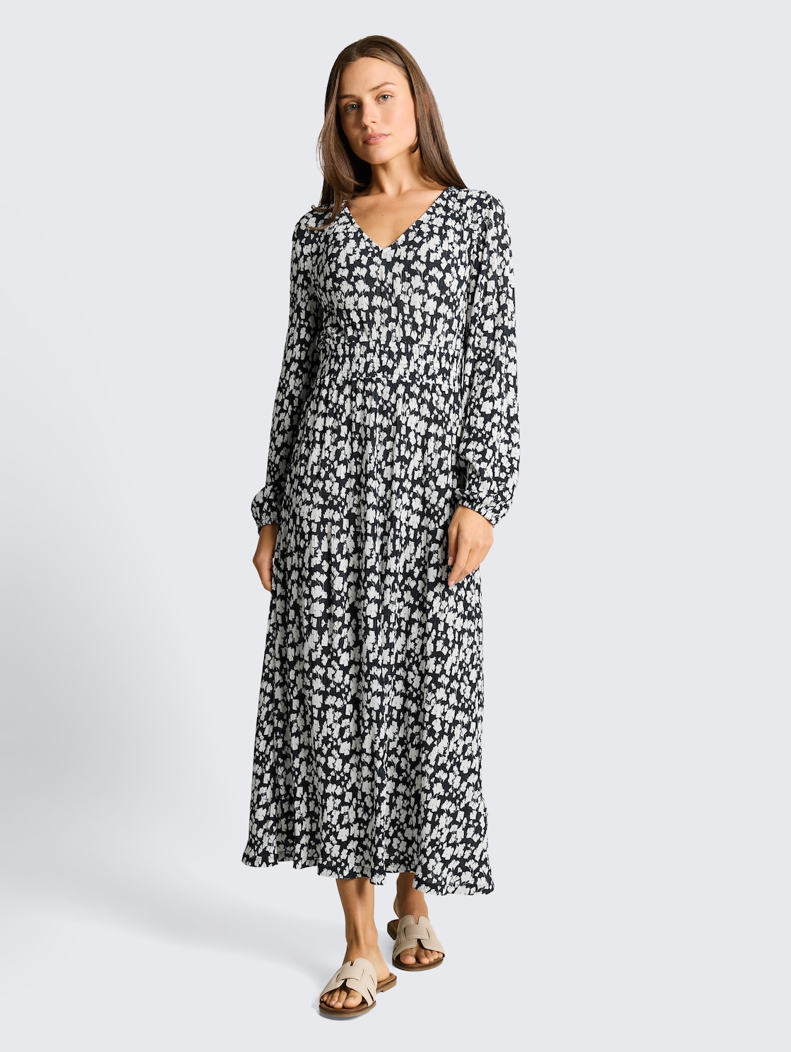 Crinkle Midi-Kleid mit Muster - blue ginkgo minimal - Model-Vorderansicht