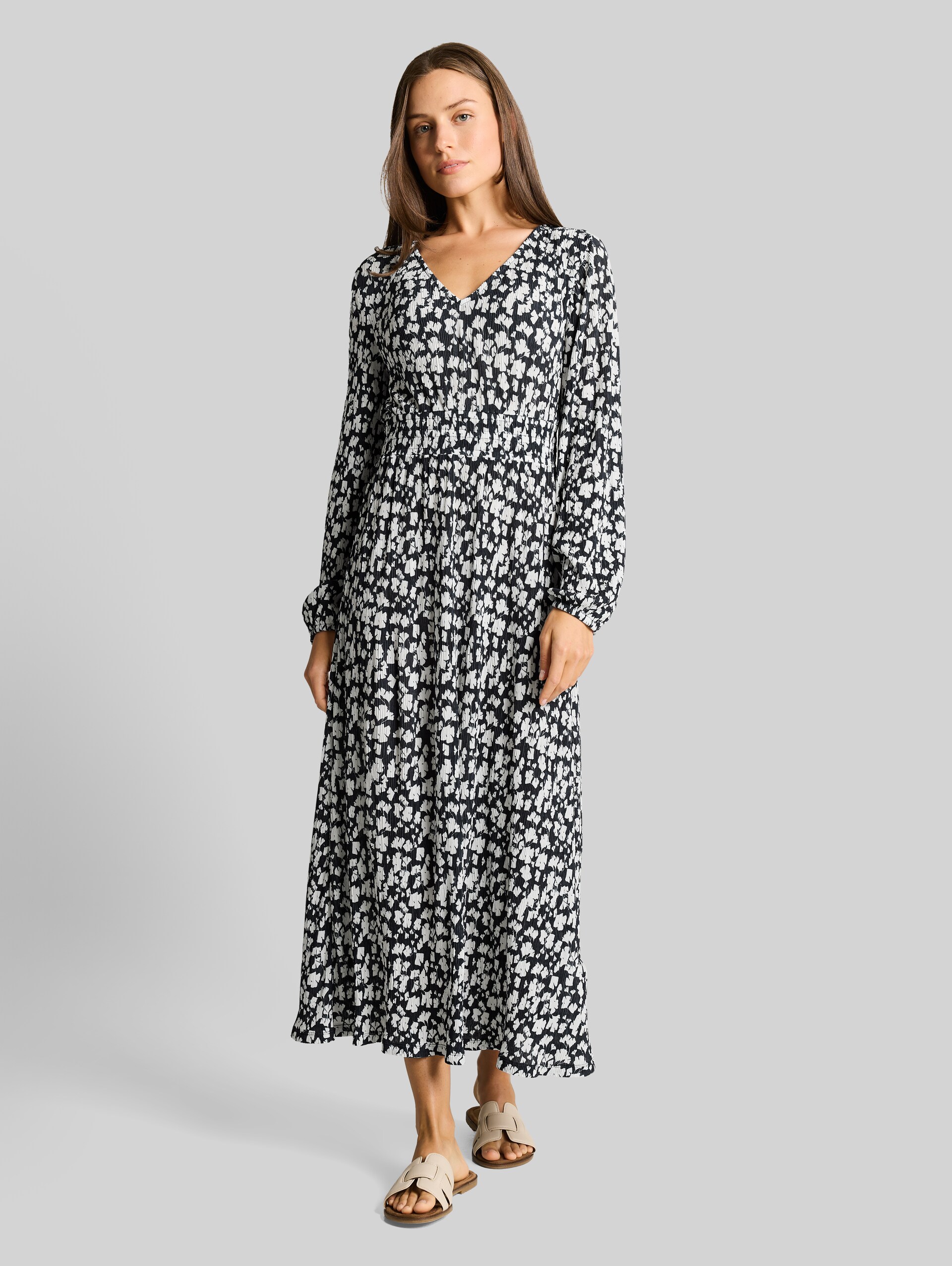 Crinkle midi dress with pattern - blue ginkgo minimal - Model front view