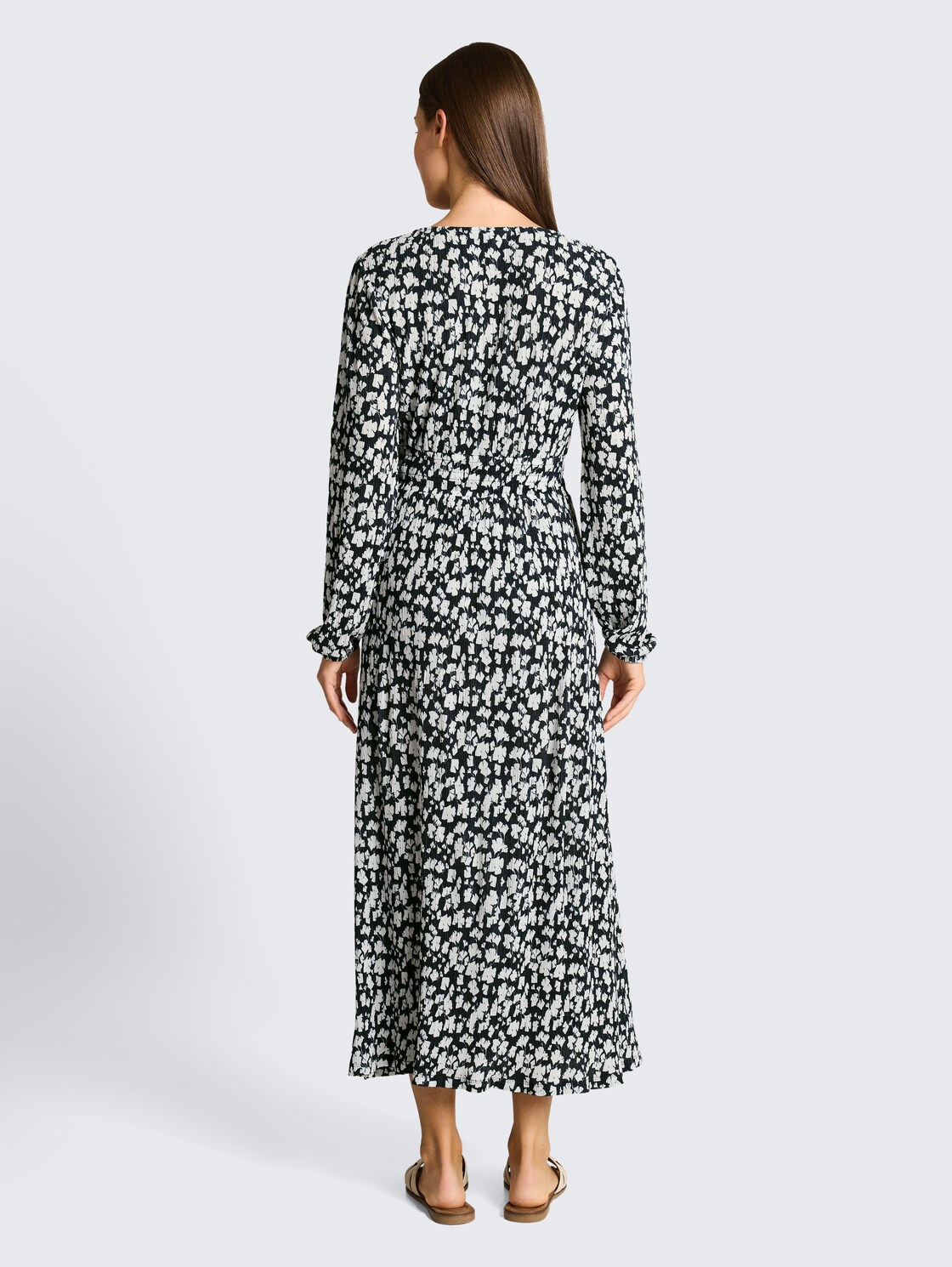 Crinkle Midi-Kleid mit Muster - blue ginkgo minimal - Model-Rückansicht