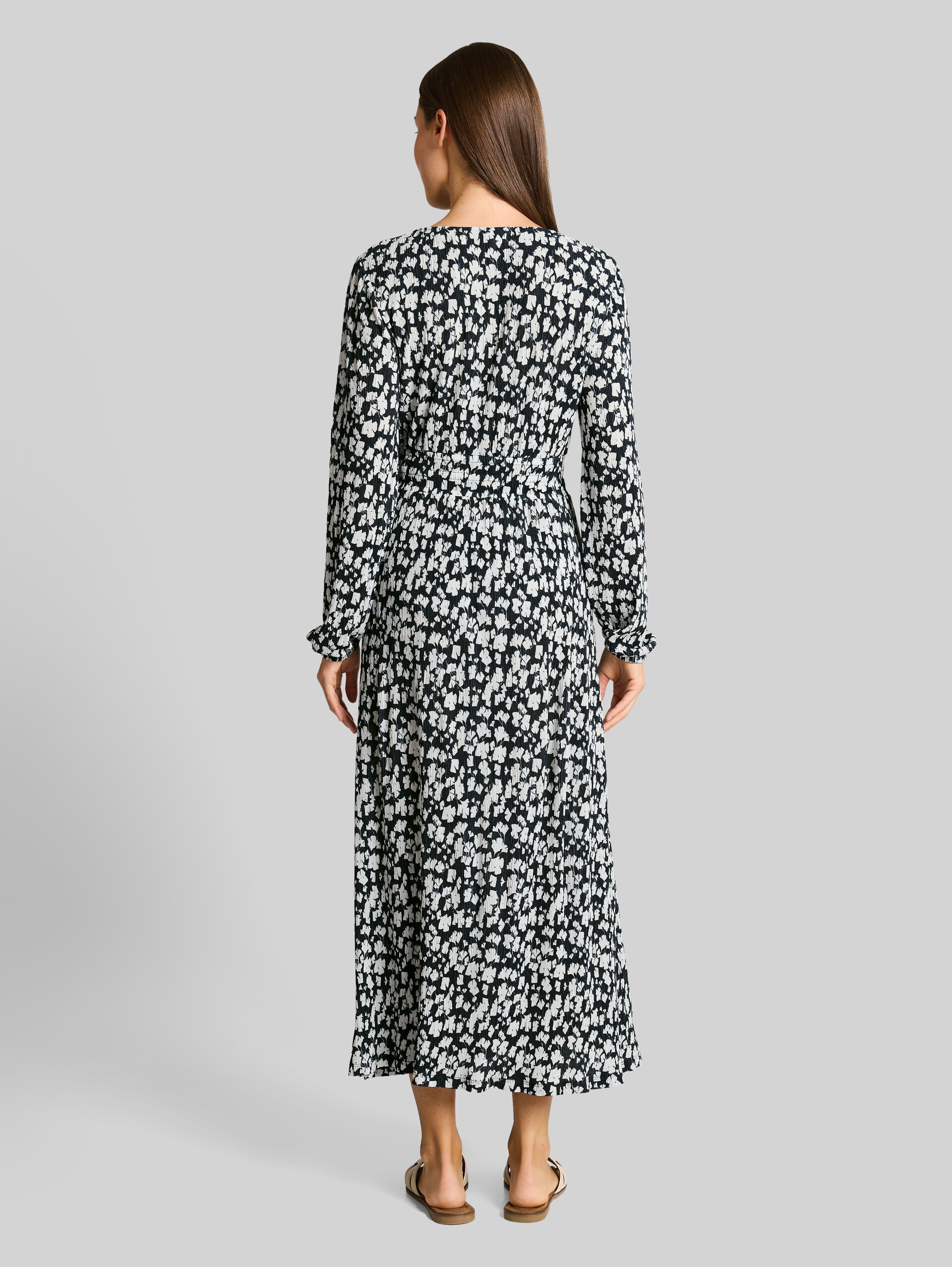Crinkle midi dress with pattern - blue ginkgo minimal - Model-back view