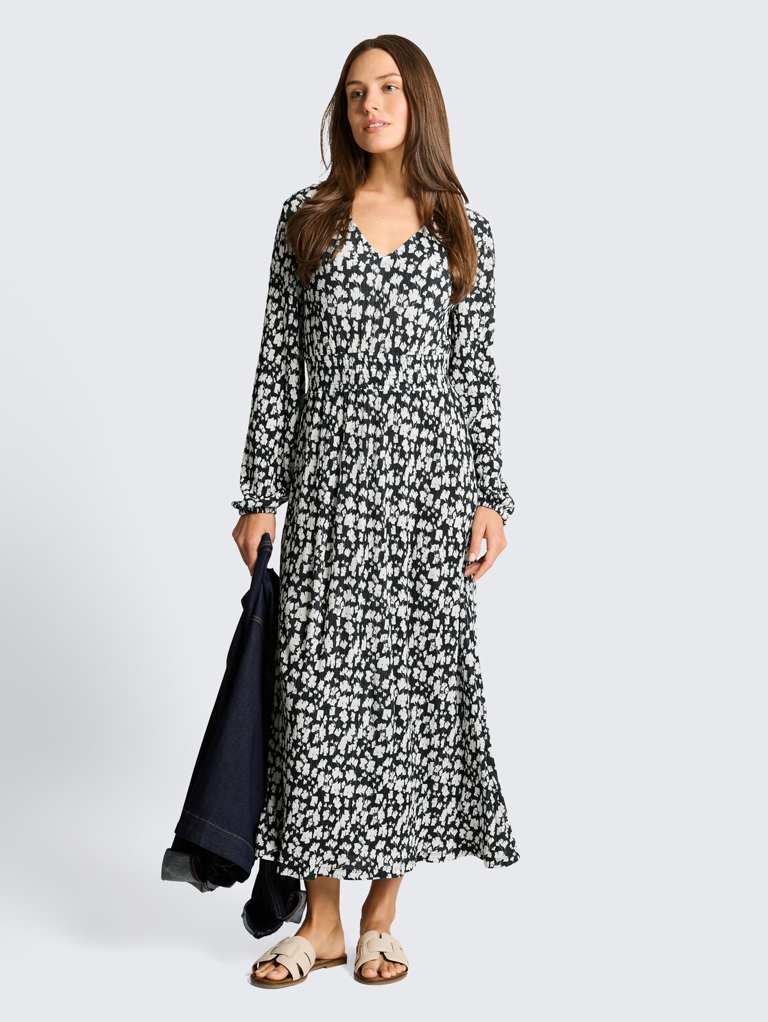 Crinkle Midi-Kleid mit Muster - blue ginkgo minimal - seitliche Model-Ansicht