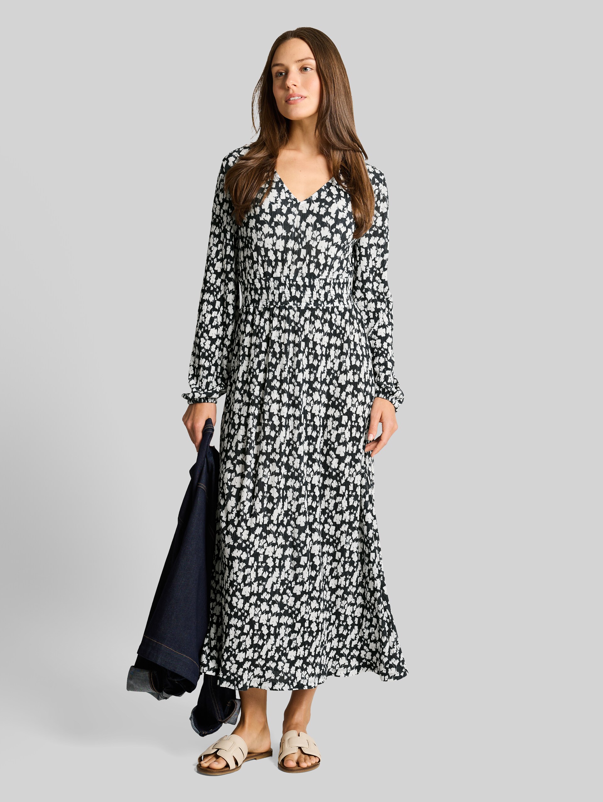 Crinkle midi dress with pattern - blue ginkgo minimal - side model view