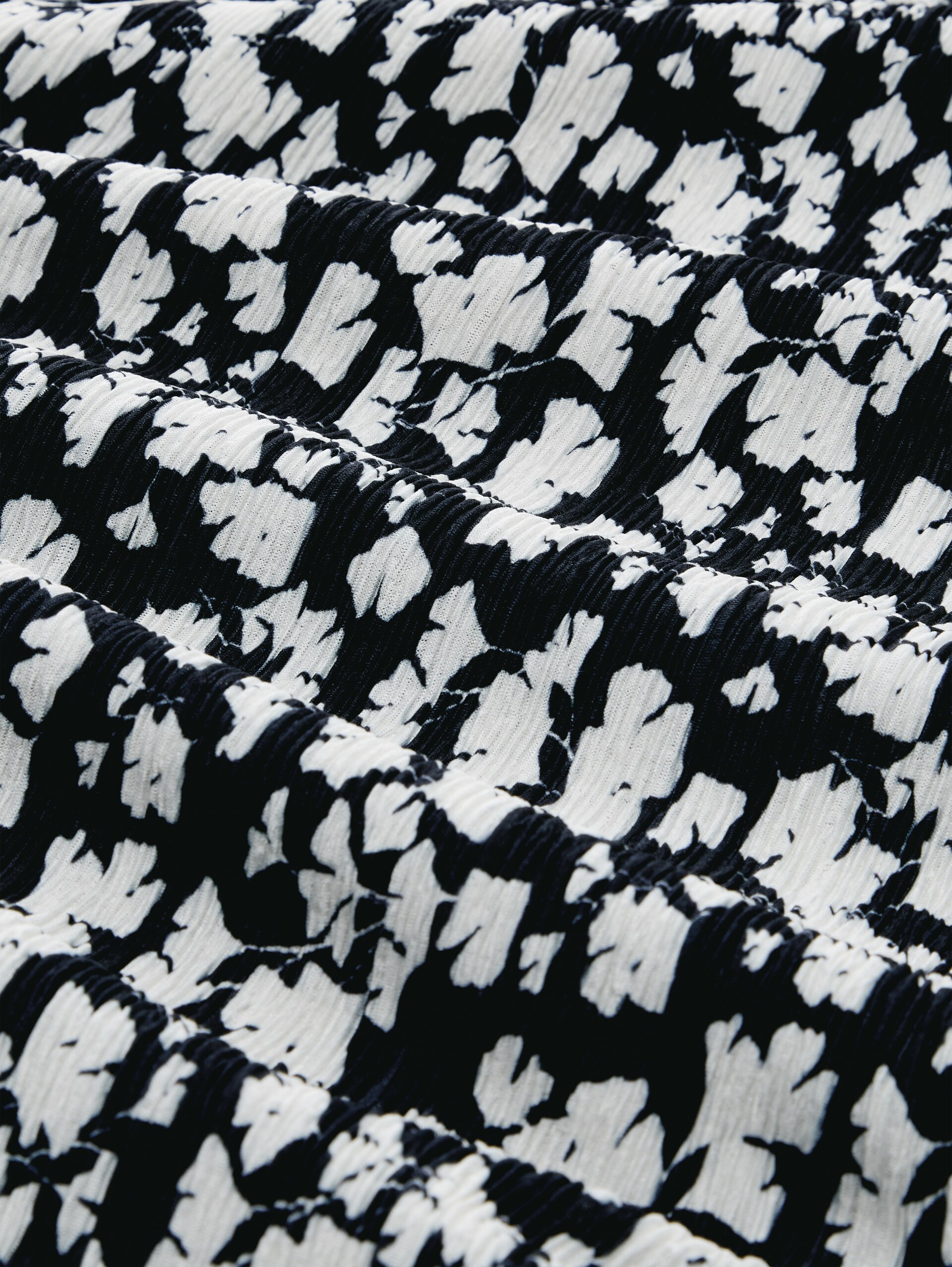 Crinkle midi dress with pattern - blue ginkgo minimal - Material view
