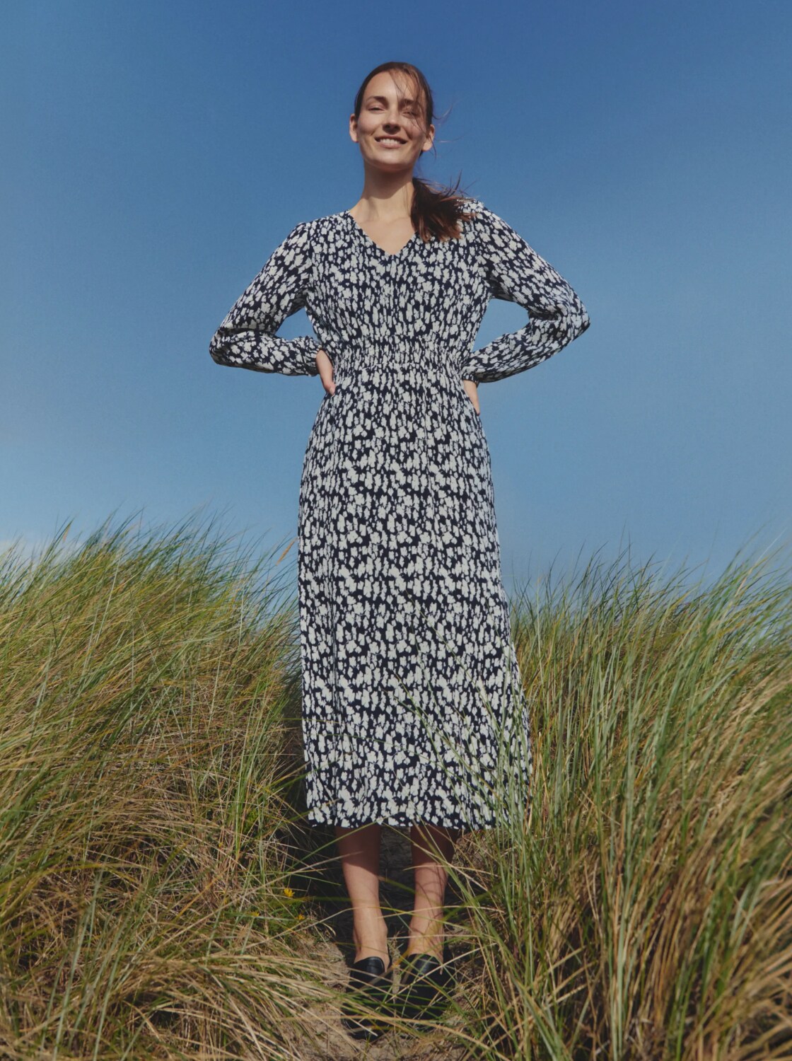 Crinkle midi dress with pattern - blue ginkgo minimal