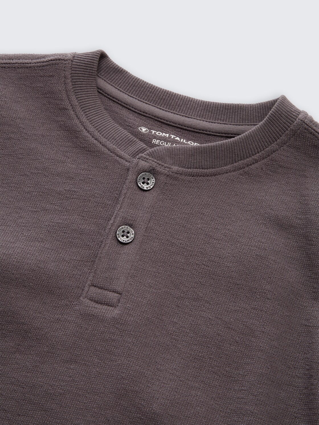 Henley T-Shirt aus Baumwolle - dark urban grey - Detail-Model-Ansicht