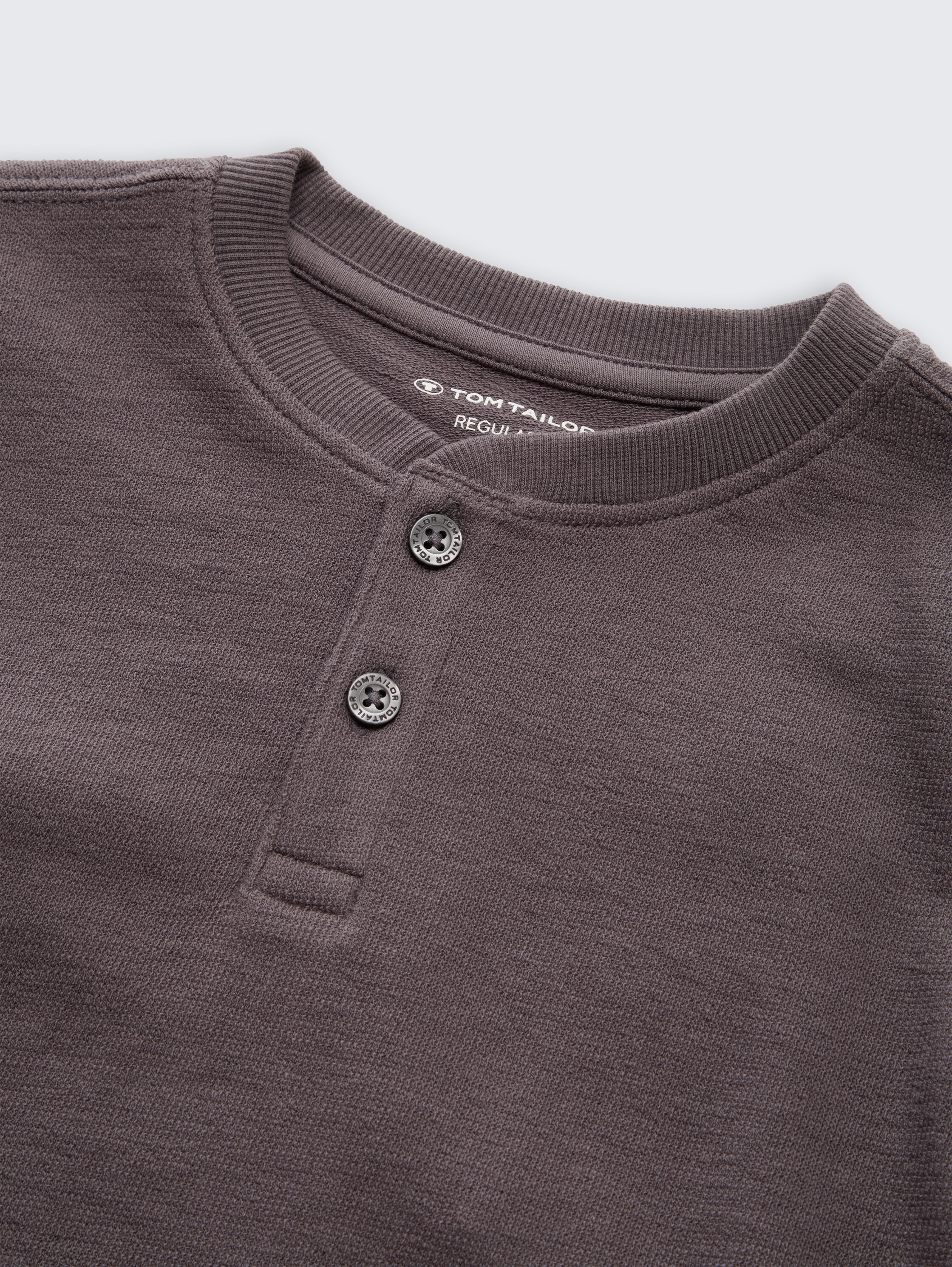 Henley T-Shirt aus Baumwolle - dark urban grey - Detail-Model-Ansicht