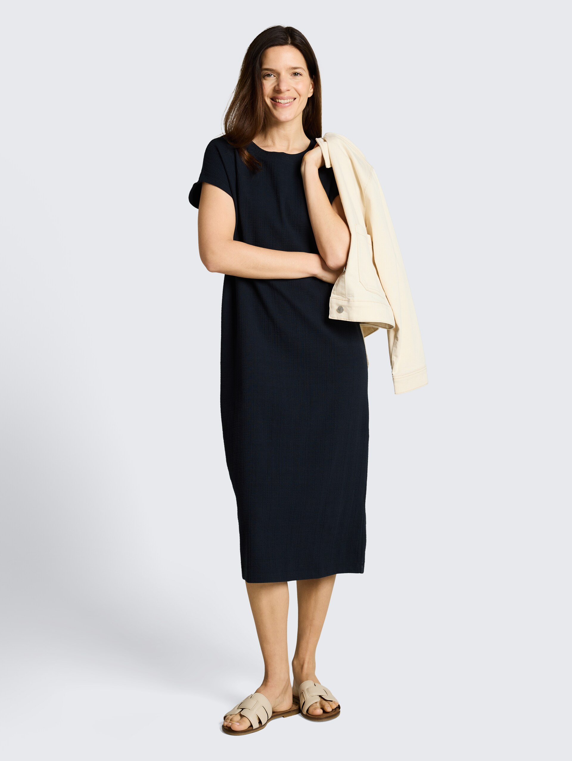 Loose Fit Midi-Kleid - sky captain blue - seitliche Model-Ansicht