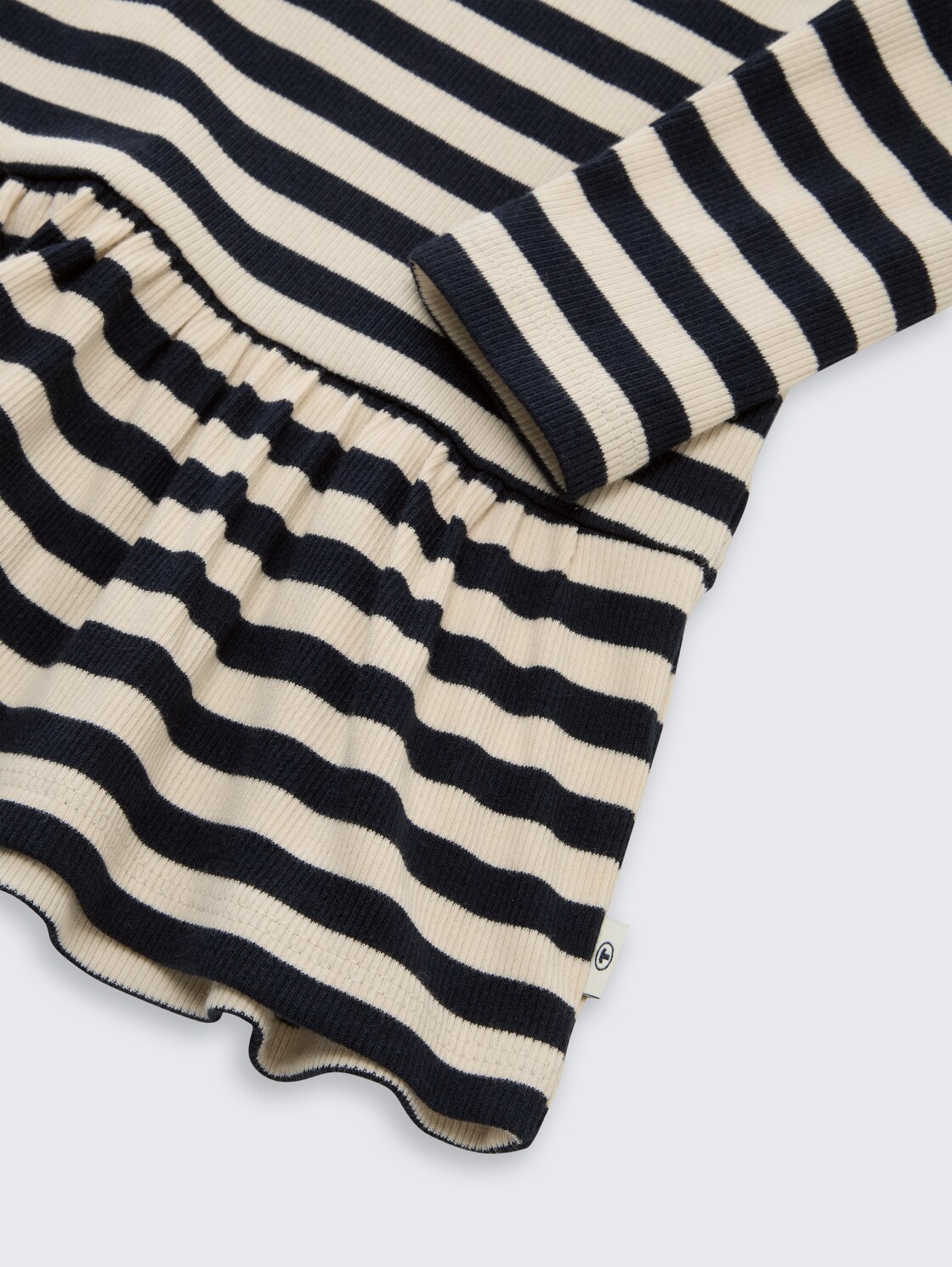 Langarmshirt mit Rippstruktur und Volant - dark blue off white stripe - Detail-Model-Ansicht
