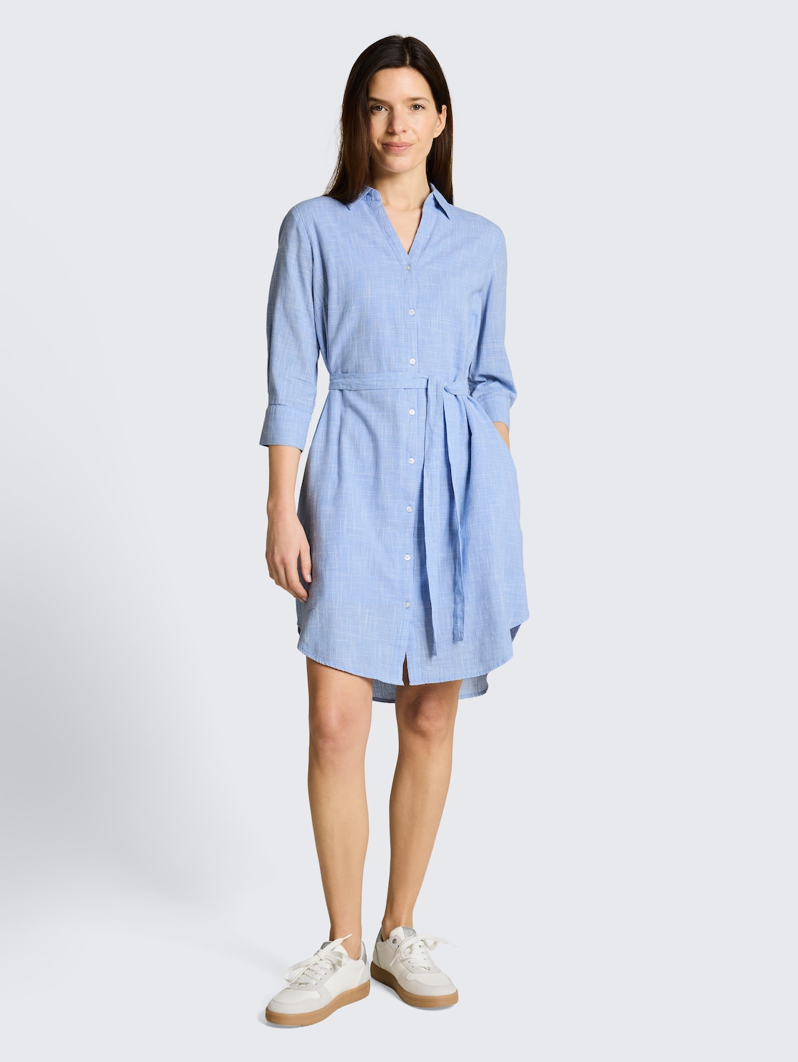 Blusenkleid mit Bindegürtel - dreamy blue - Model-Vorderansicht