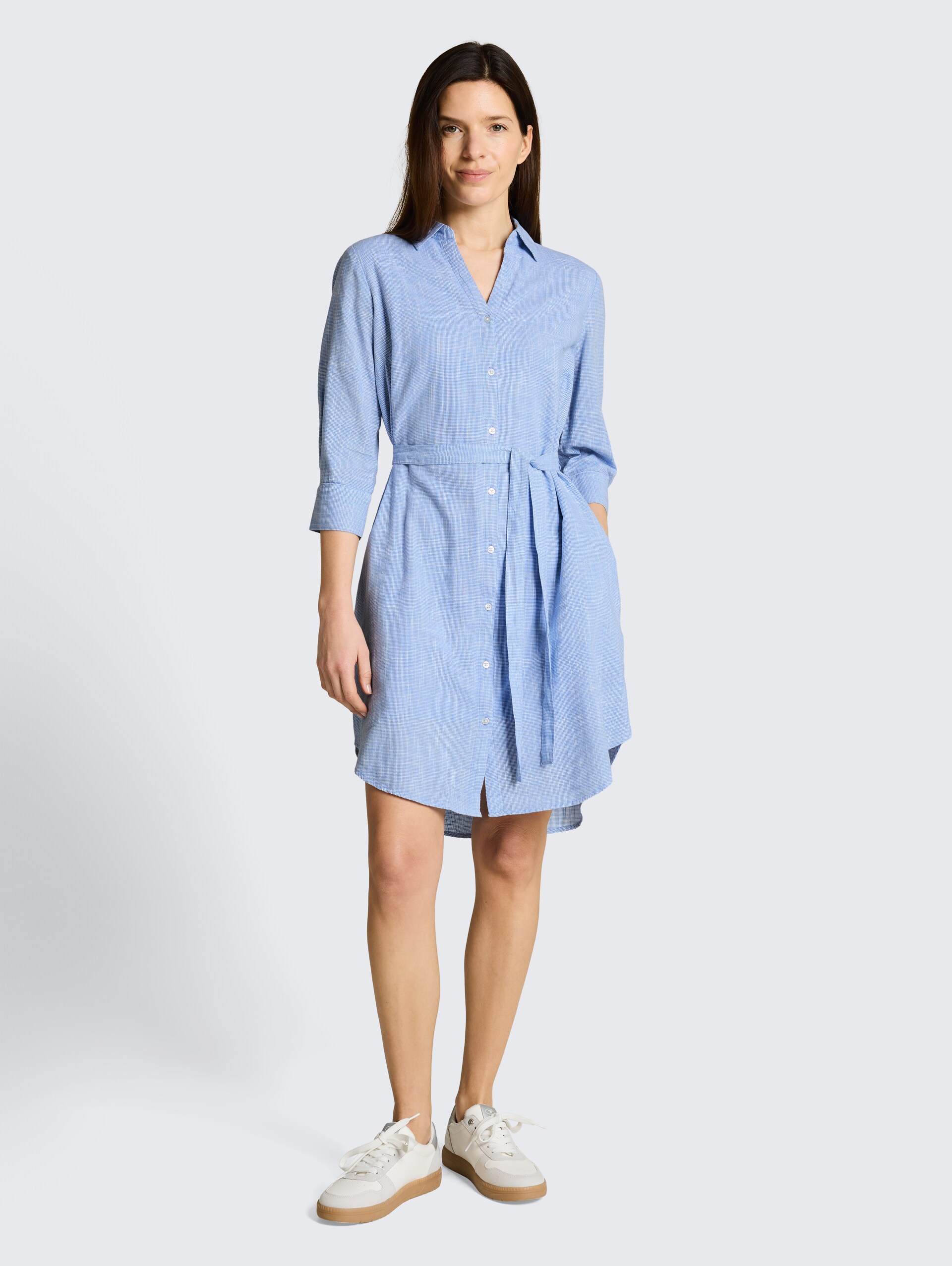 Blusenkleid mit Bindegürtel - dreamy blue - Model-Vorderansicht
