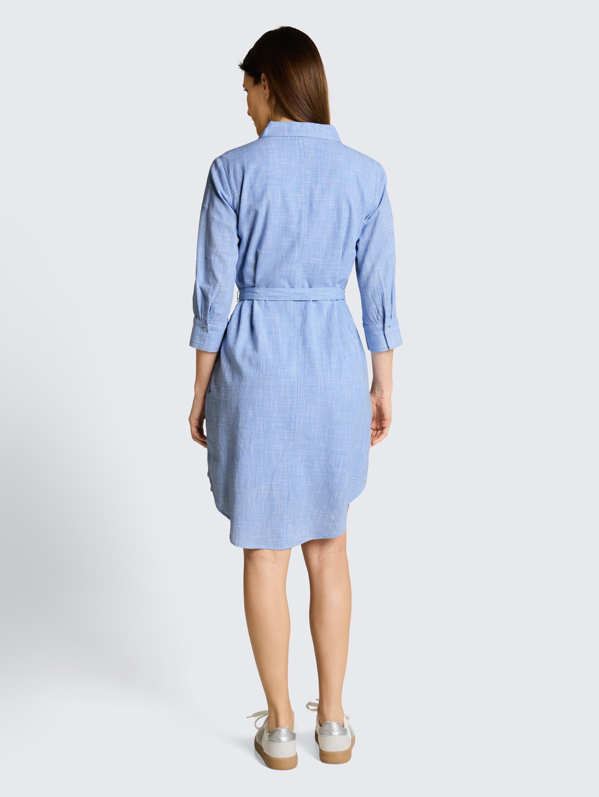 Blusenkleid mit Bindegürtel - dreamy blue - Model-Rückansicht