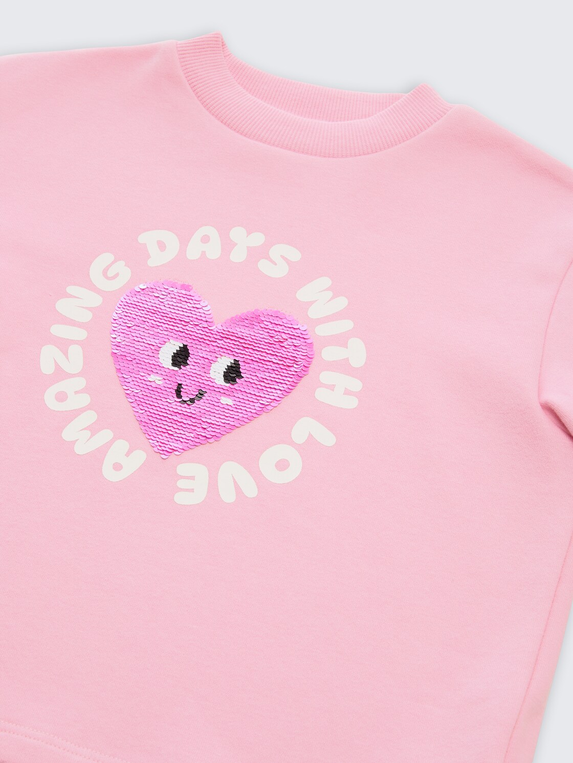 Cropped Sweatshirt mit Wendepailletten - lovely pink - Detail-Model-Ansicht